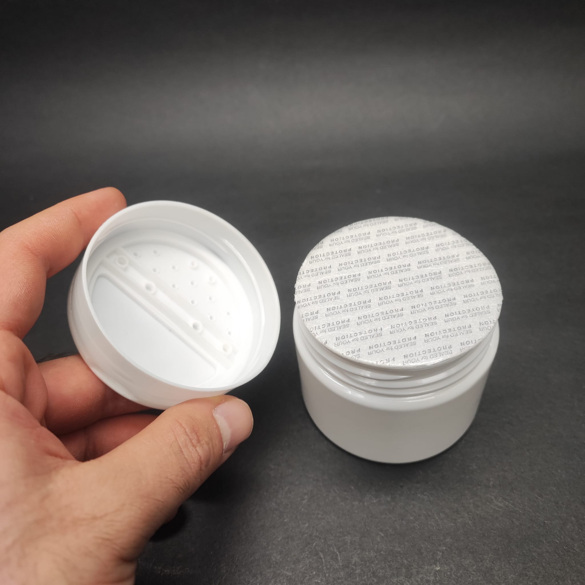 100 CC BEYAZ PET BAHARAT KAVANOZU - BEYAZ FLİPTOP BAHARAT KAPAKLI + SIZDIRMAZ KENDİNDEN YAPIŞKANLI KÖPÜK CONTALI -  toz kavanozu , baharat ambalajı , boş pudra şişesi . tuzluk , baharat düzenleyici set için kavanoz