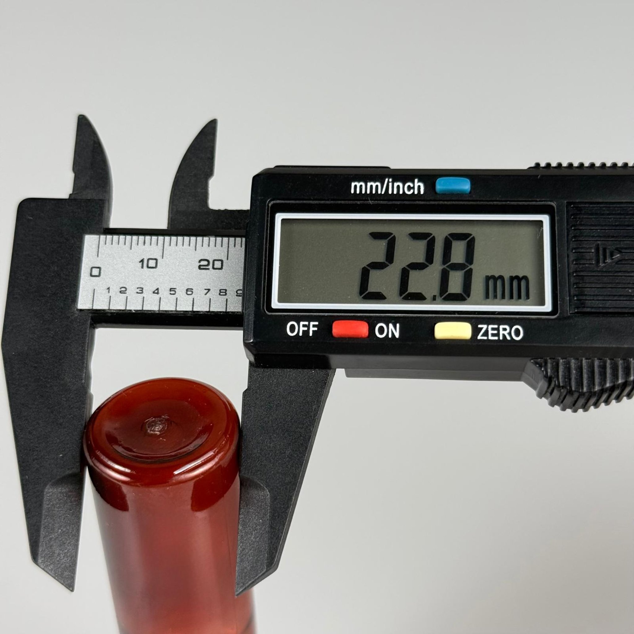 20 CC İÇTEN DAMLALIKLI PLASTİK ŞİŞE -  20 ML AMBER PET ŞİŞE + CONTALI SİYAH KAPAK + KOLONYA TIPALI (DELEREK KULLANILIR) TAKIM