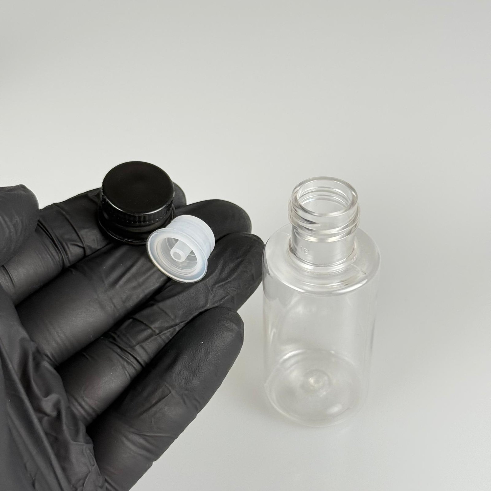 30 CC SİLİNDİR KISA MODEL PET ŞİŞE - KÖPÜK CONTALI SİYAH ALÜMİNYUM METAL KAPAKLI + DAMLALIKLI KOLONYA TIPALII TAKIM - 30 ML ŞEFFAF PET ŞİŞE