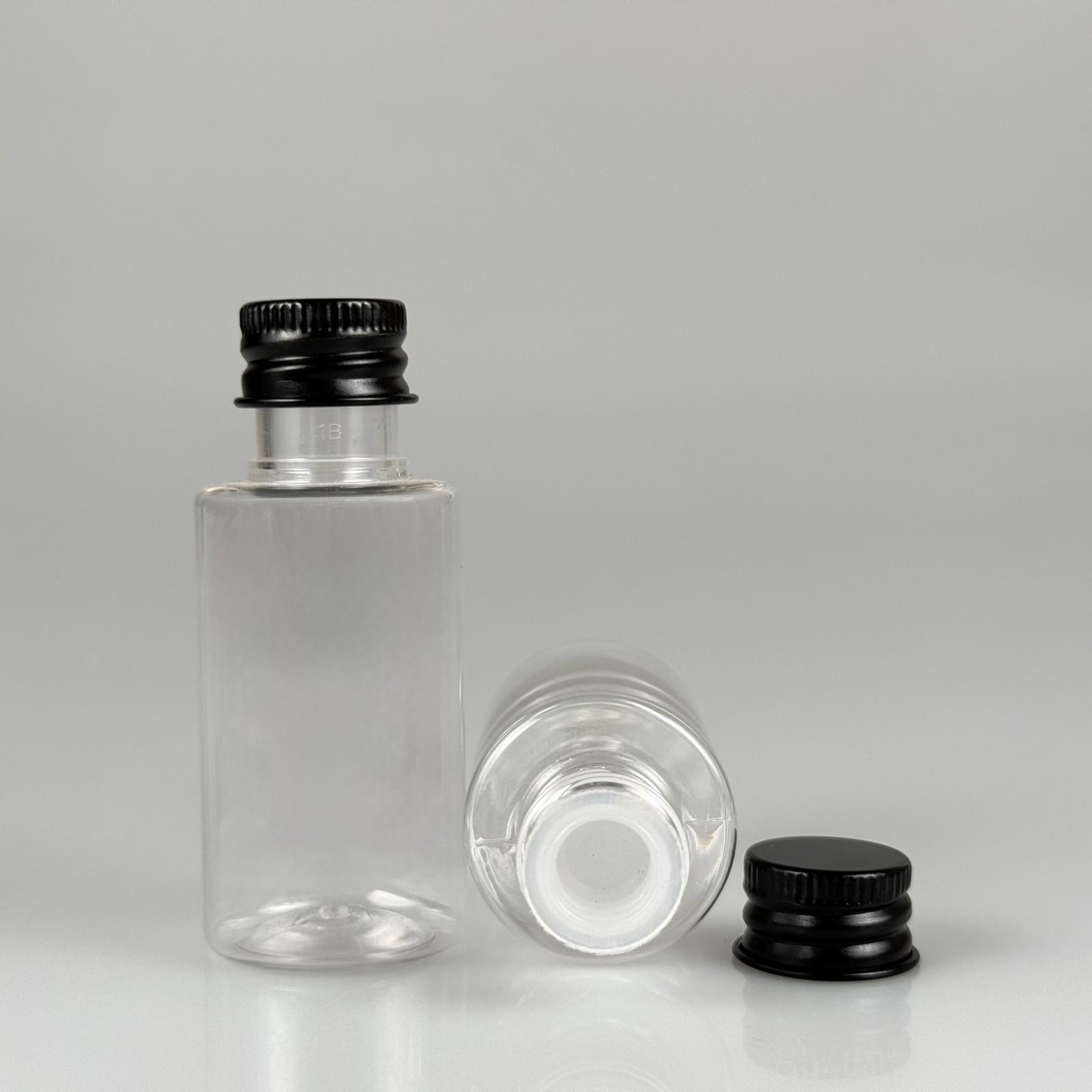30 CC SİLİNDİR KISA MODEL PET ŞİŞE - KÖPÜK CONTALI SİYAH ALÜMİNYUM METAL KAPAKLI + KÖR TIPALII TAKIM - 30 ML ŞEFFAF PET ŞİŞE