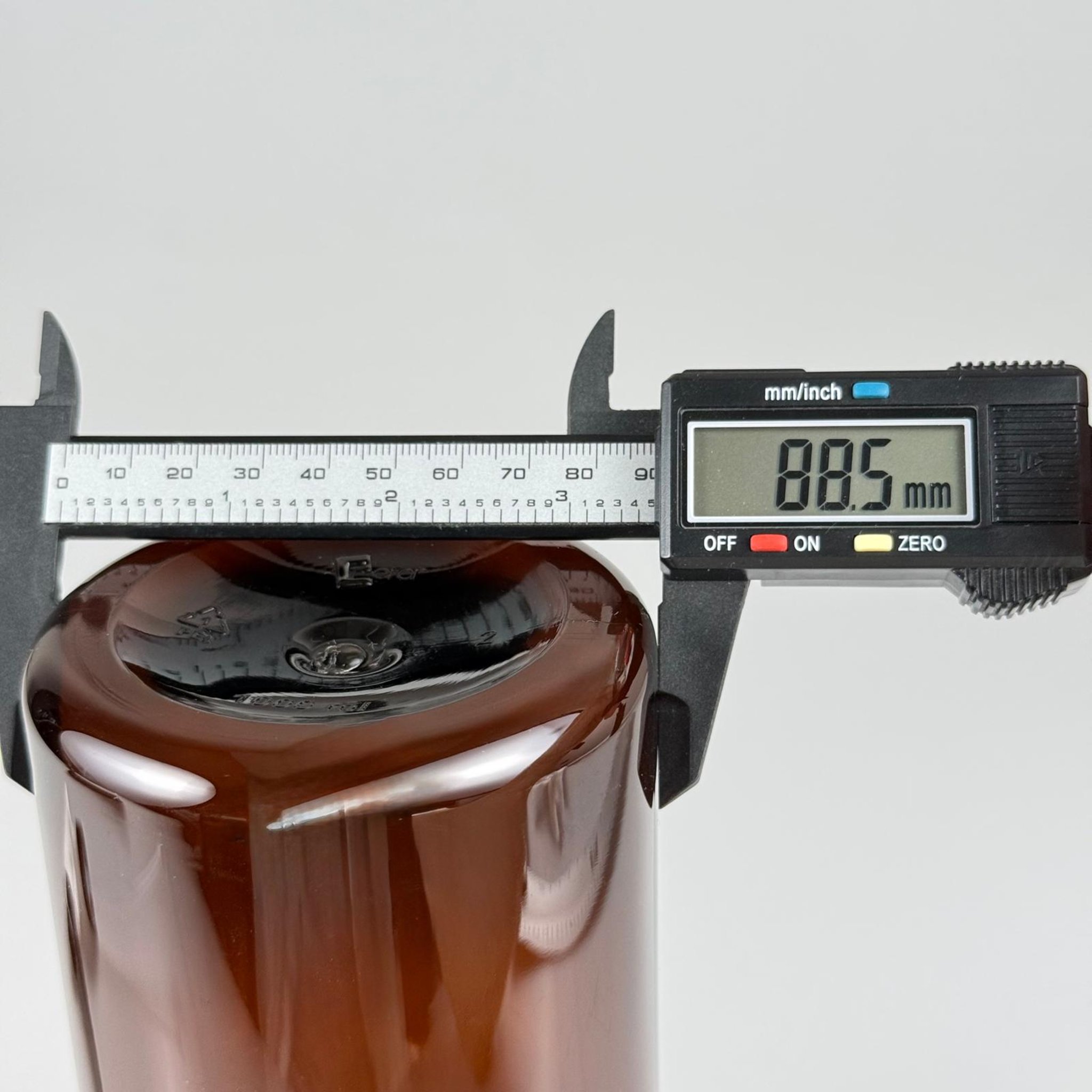 1000 CC AMBER KAHVERENGİ SPREYLİ İLAÇ ŞİŞESİ - BÜYÜK SİYAH BEYAZ DOZAJLI KİMYASALA DAYANIKLI TRİGER TETİK SPREYLİ - 1000 ML KİMYASALA DAYANIKLI PLASTİK ŞİŞE - 1 LT PET ŞİŞE - OTO TEMİZLİK ŞİŞESİ