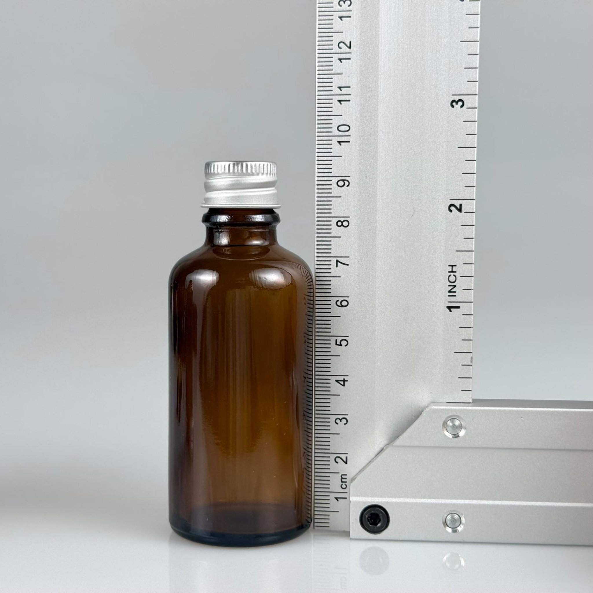 50 CC AMBER CAM ŞİŞE + KÖPÜK CONTALI GÜMÜŞ ALÜMİNYUM METAL KAPAKLI + DAMLALIKLI KOLONYA TIPALI TAKIM - 50 ML KAHVERENGİ CAM ŞİŞE