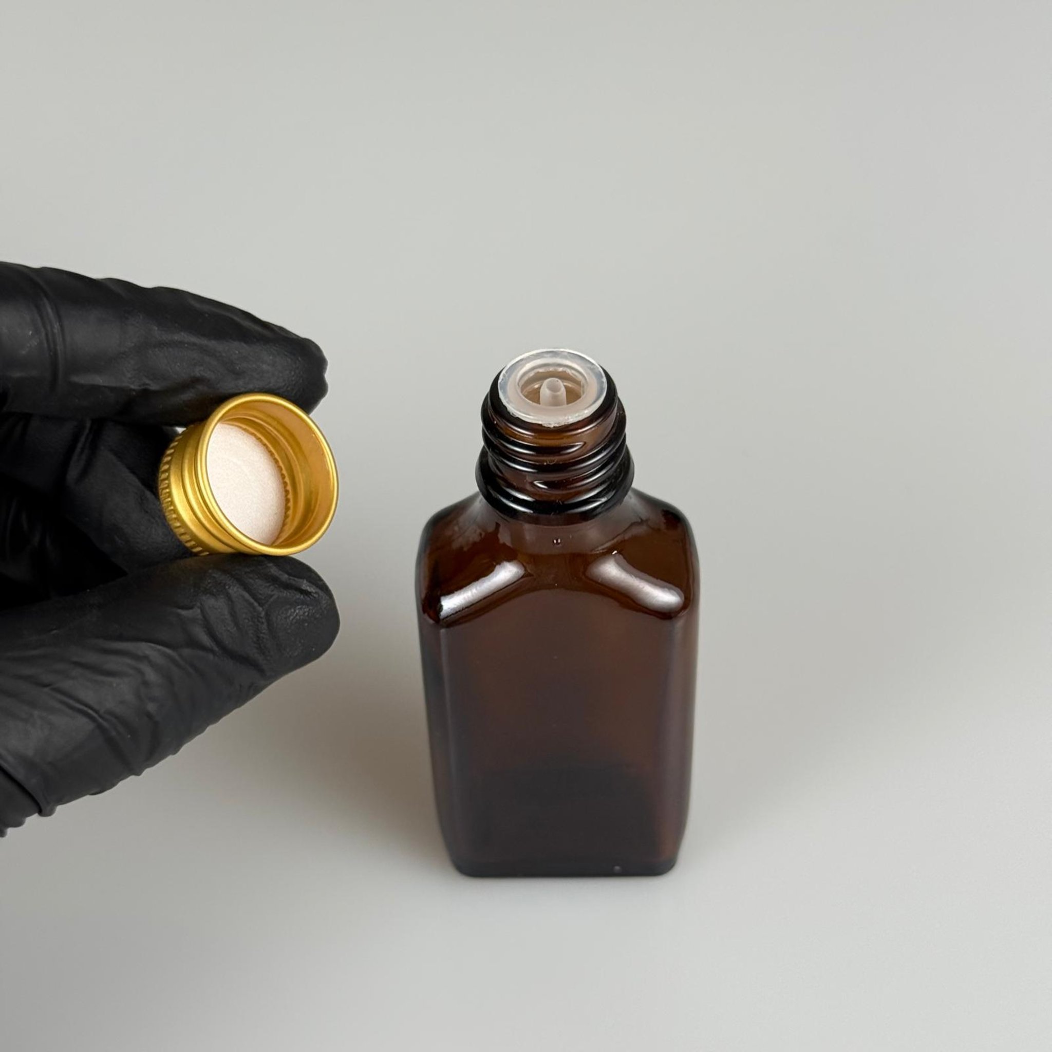 30 CC AMBER YASSI CAM ŞİŞE + GOLD ALÜMİNYUM METAL KAPAKLI + DAMLALIKLI KOLONYA TIPALI TAKIM - 30 ML KAHVERENGİ CAM ŞİŞE