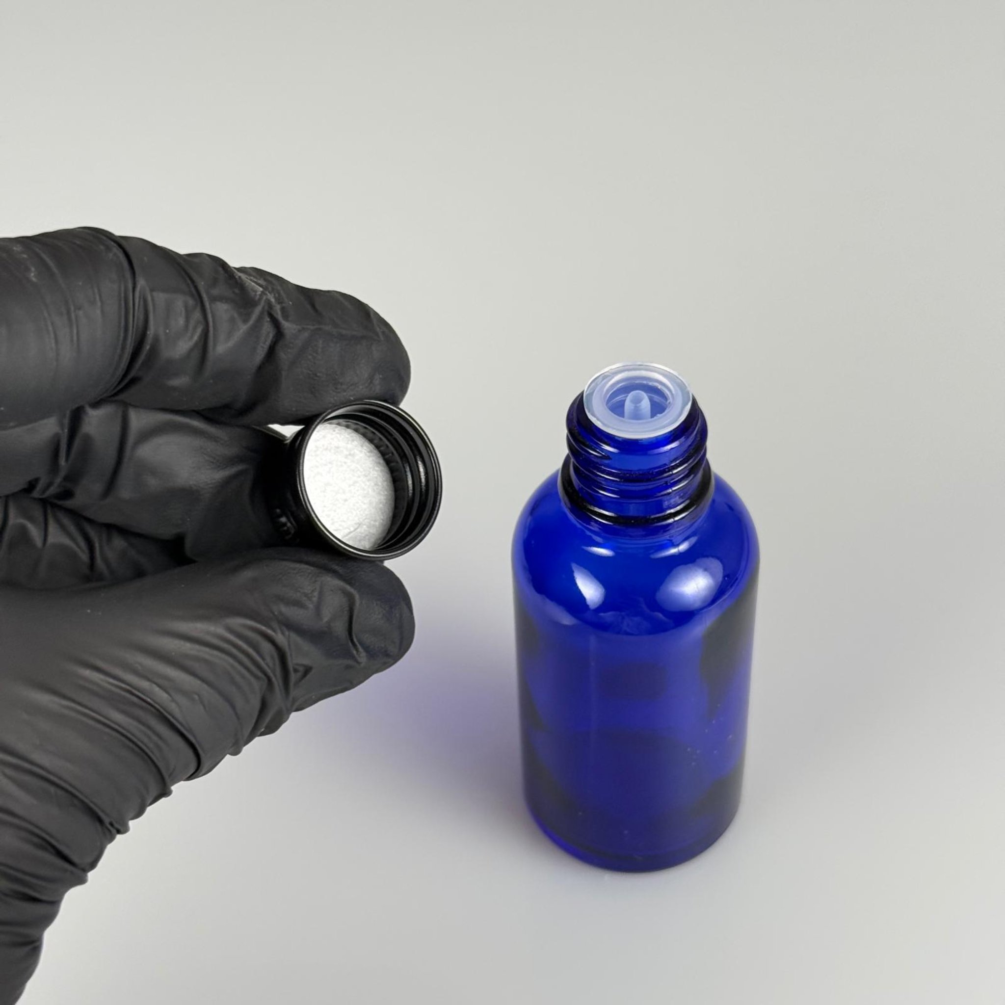 30 CC MAVİ CAM ŞİŞE + KÖPÜK CONTALI SİYAH ALÜMİNYUM METAL KAPAKLI + DAMLALIKLI KOLONYA TIPALI TAKIM - 30 ML MAVİ CAM ŞİŞE