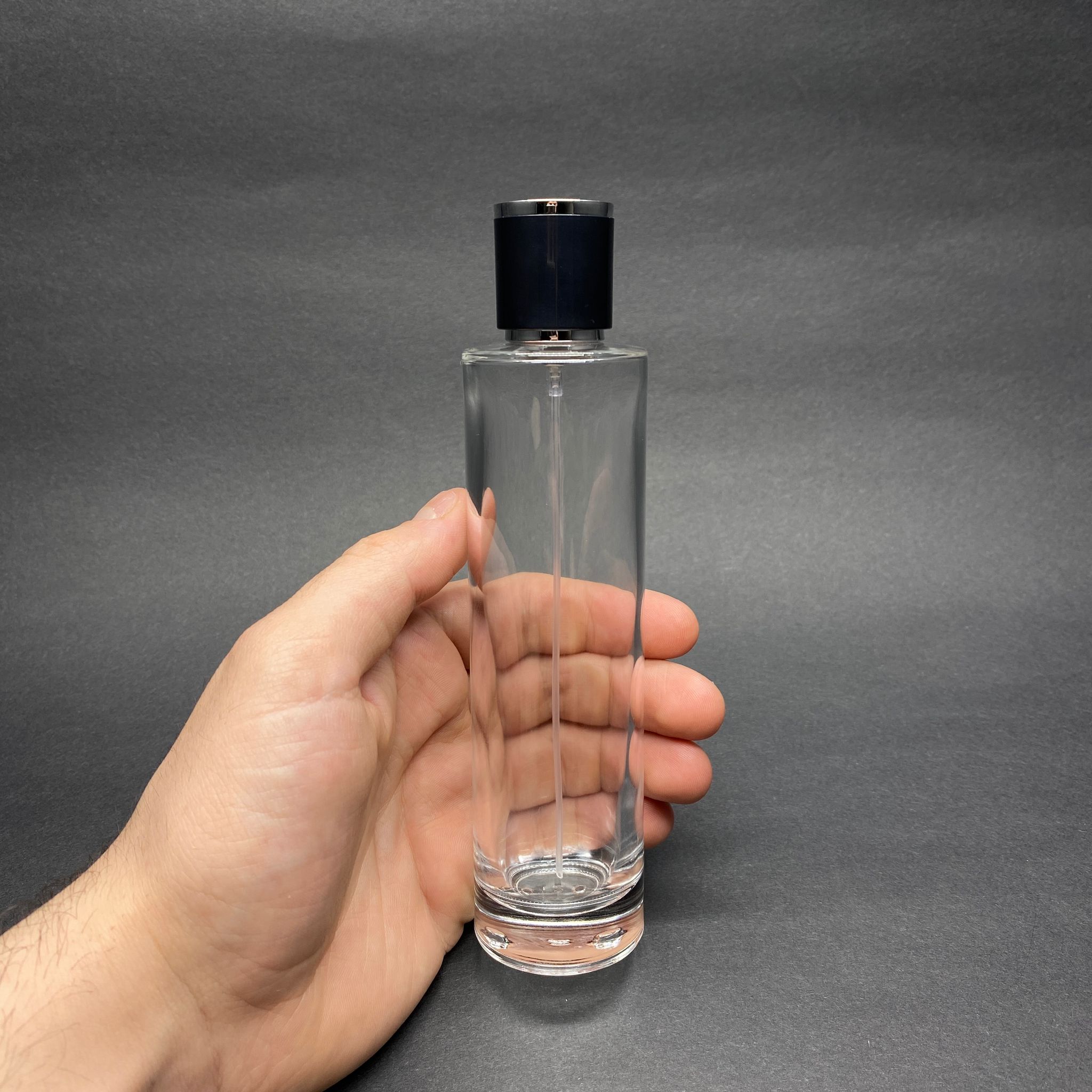 100 ML SİLİNDİR MODEL UZUN PEALY PARFÜM ŞİŞESİ - GÜMÜŞ METAL SPREYLİ + GÜMÜŞ SİYAH KAPAKLI (AĞIZ 15 MM GEÇME KOLAY KAPAMA)