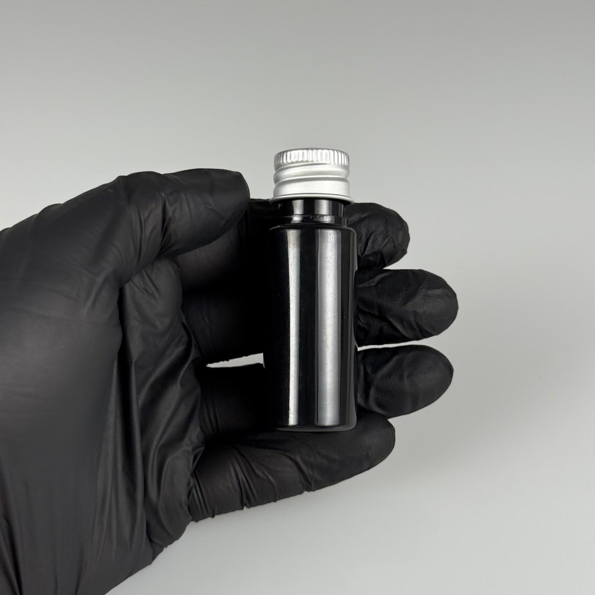15 CC SİYAH SİLİNDİR PET ŞİŞE + KÖPÜK CONTALI GÜMÜŞ ALÜMİNYUM METAL KAPAKLI TAKIML - 15 ML SİYAH PET ŞİŞE