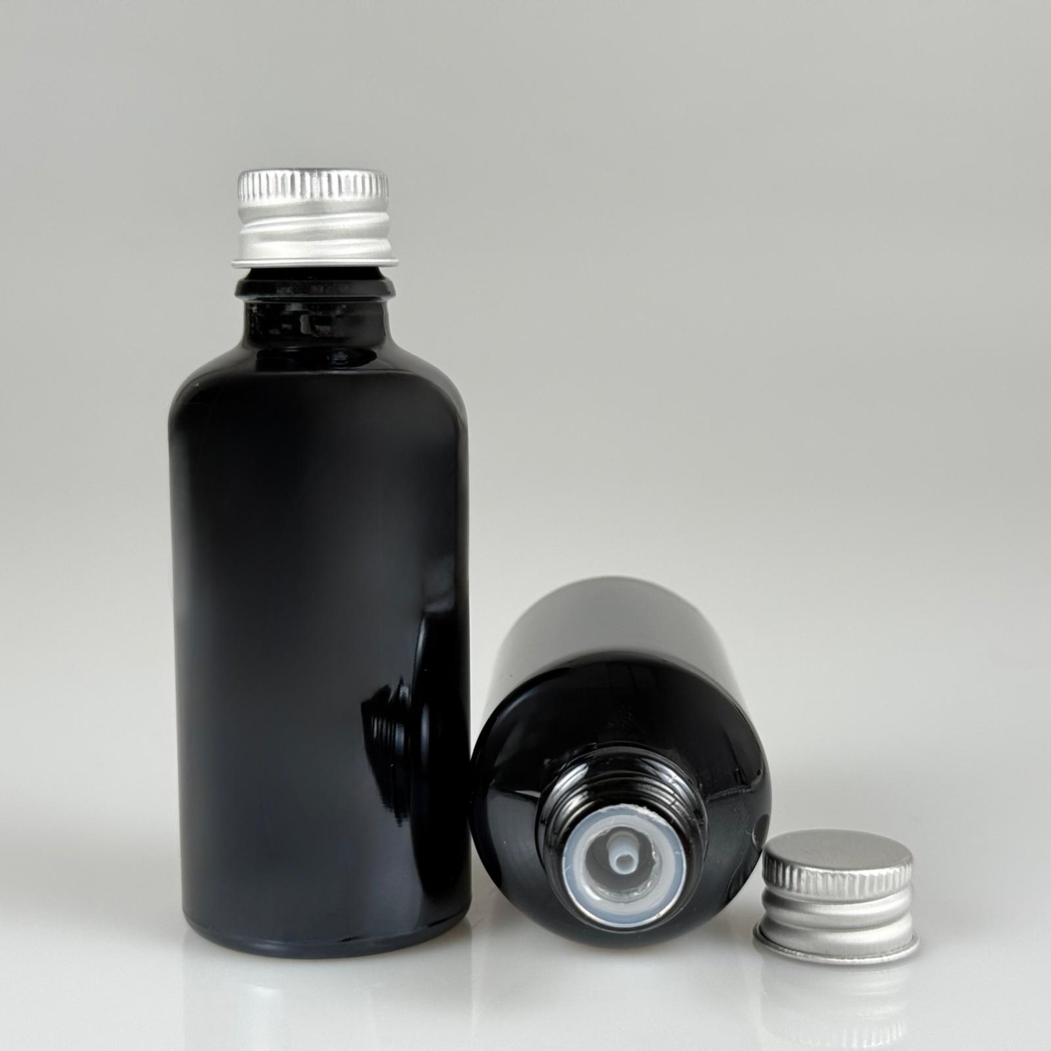 50 CC SİYAH CAM ŞİŞE + KÖPÜK CONTALI GÜMÜŞ ALÜMİNYUM METAL KAPAKLI + DAMLALIKLI KOLONYA TIPALI TAKIM - 50 ML SİYAH CAM ŞİŞE