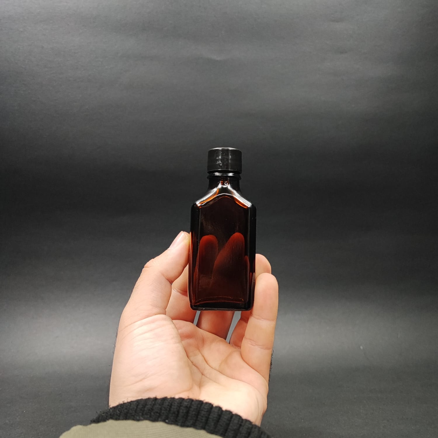30 CC AMBER YASSI CAM ŞİŞE + KENDİNDEN CONTALI SIZDIRMAZ SİYAH KAPAK - 30 ML KAPAKLI CAM ŞİŞE
