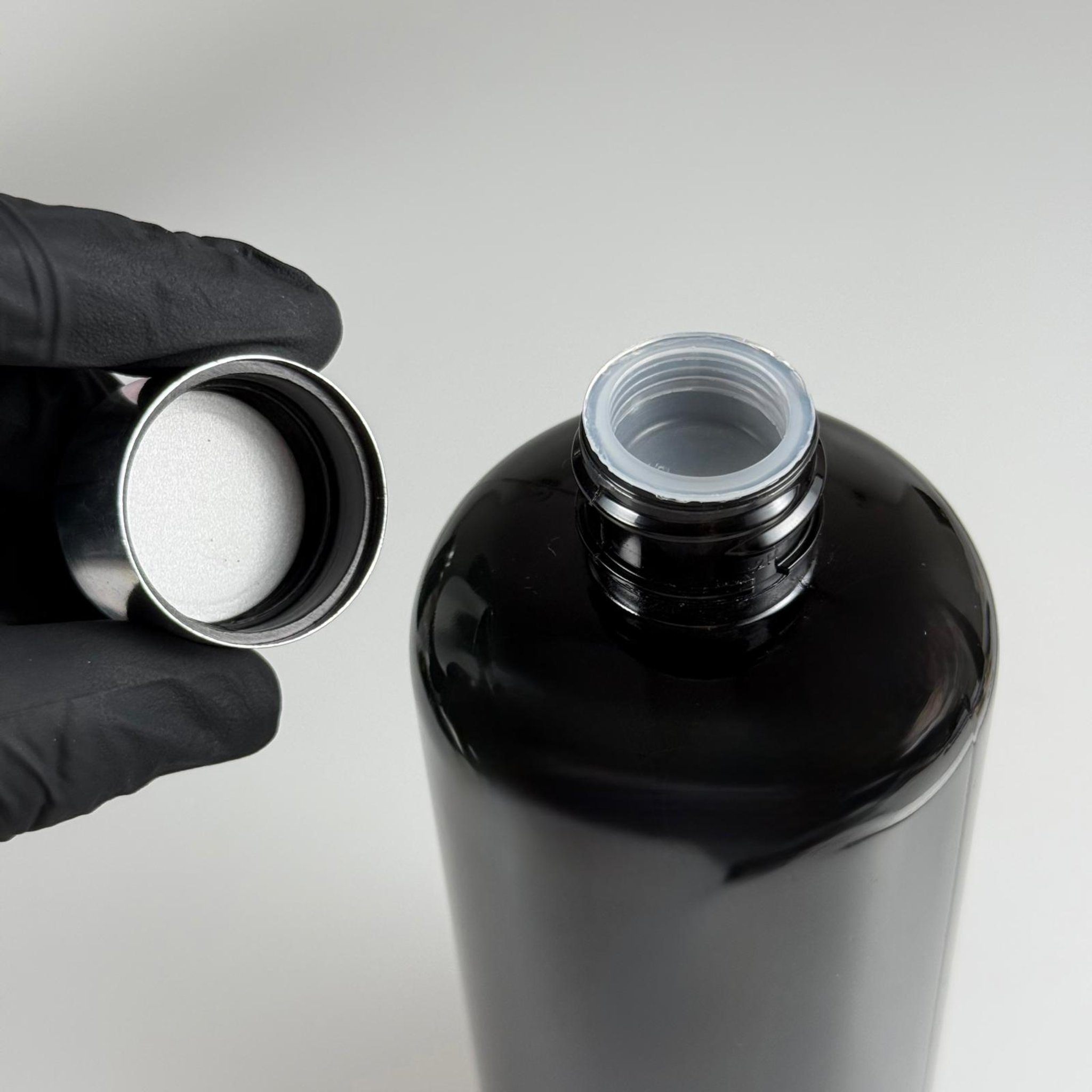 500 CC SİYAH UZUN SİLİNDİR PET ŞİŞE + ALÜMİNYUM KAPLAMALI GÜMÜŞ KAPKALI + KÖR TIPALI TAKIM - 500 ML SİYAH PET ŞİŞE