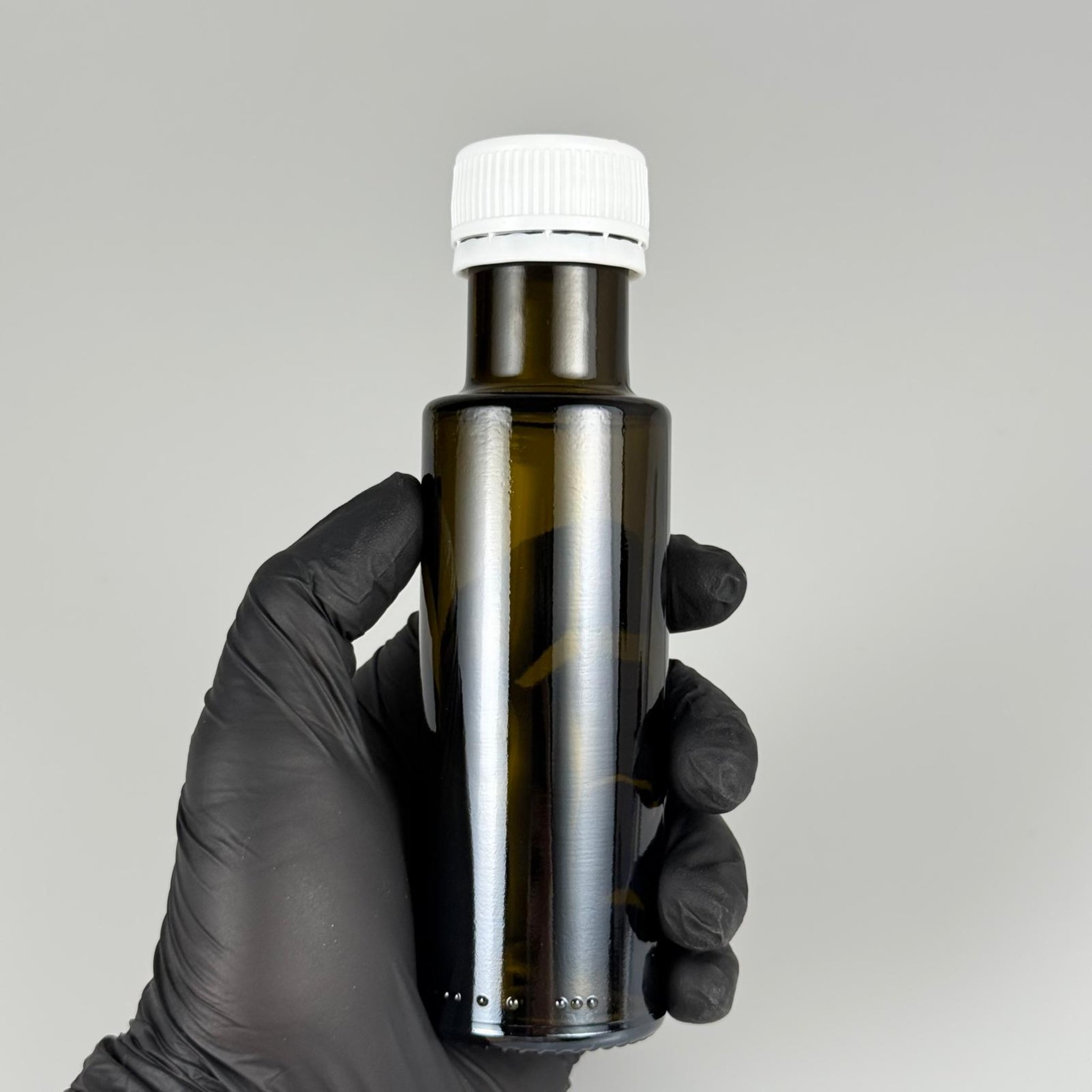 100 CC DORİKA CAM ŞİŞE KOYU YEŞİL (31 MM AĞIZ) - CONTALI BEYAZ KİLİTLİ KAPAKLI - 100 ML SİLİNDİR DORİCA YAĞ VE SOS ŞİŞELERİ