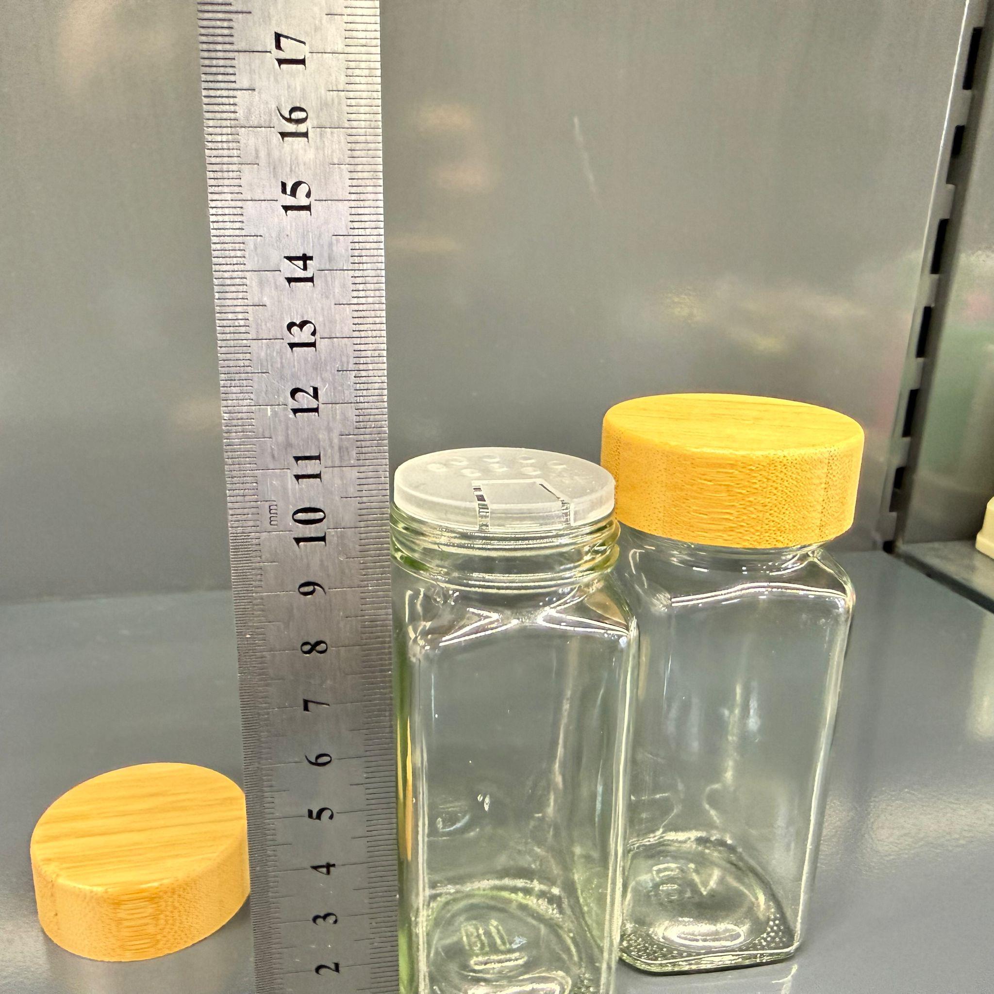 120 CC KARE BAHARAT KAVANOZU + BAMBU AHŞAP KAPAK + İÇ TIPA TAKIM - 120 ML KÖŞELİ PUL BİBER, KEKİK VS İÇİN DÜZENLEYİCİ CAM KAVANOZLARI