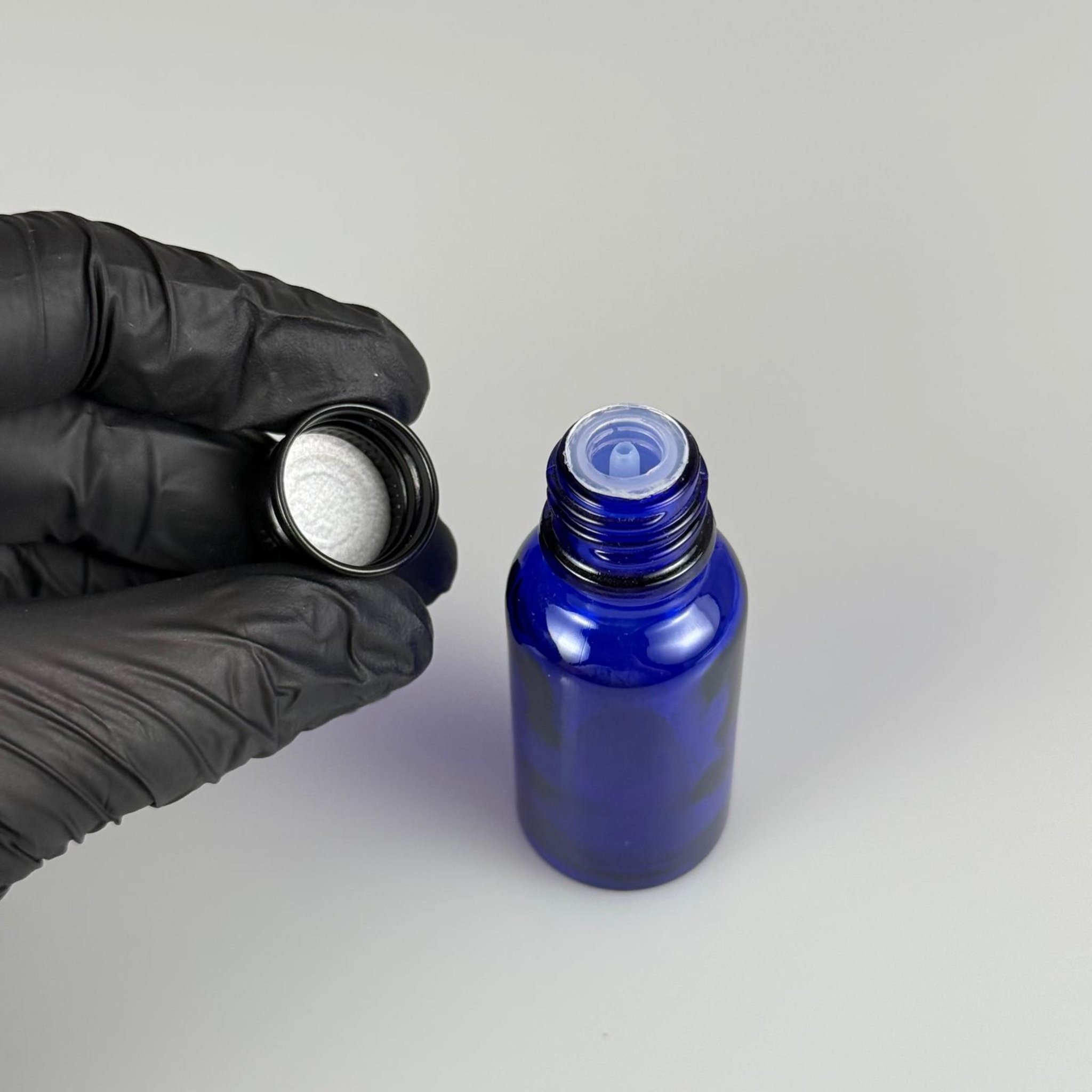 20 CC MAVİ CAM ŞİŞE + KÖPÜK CONTALI SİYAH ALÜMİNYUM METAL KAPAKLI + DAMLALIKLI KOLONYA TIPALI TAKIM - 20 ML MAVİ CAM ŞİŞE