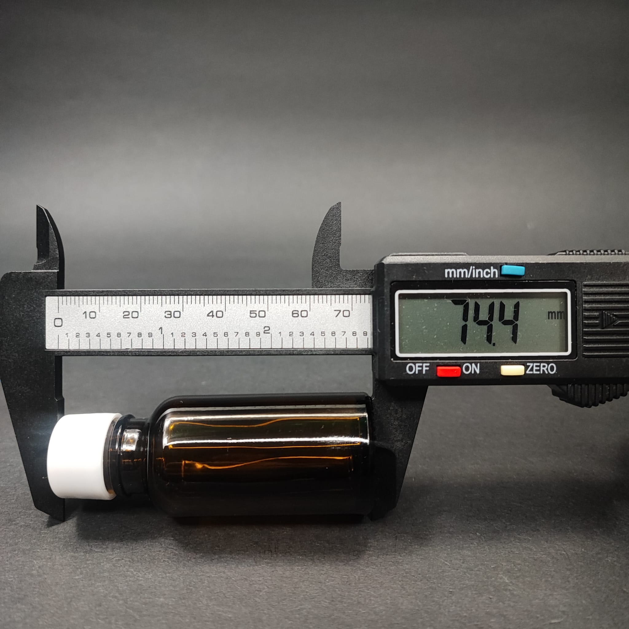 20 CC AMBER CAM ŞİŞE + KENDİNDEN CONTALI SIZDIRMAZ BEYAZ KAPAK - 20 ML KAPAKLI KAHVERENGİ CAM ŞİŞE