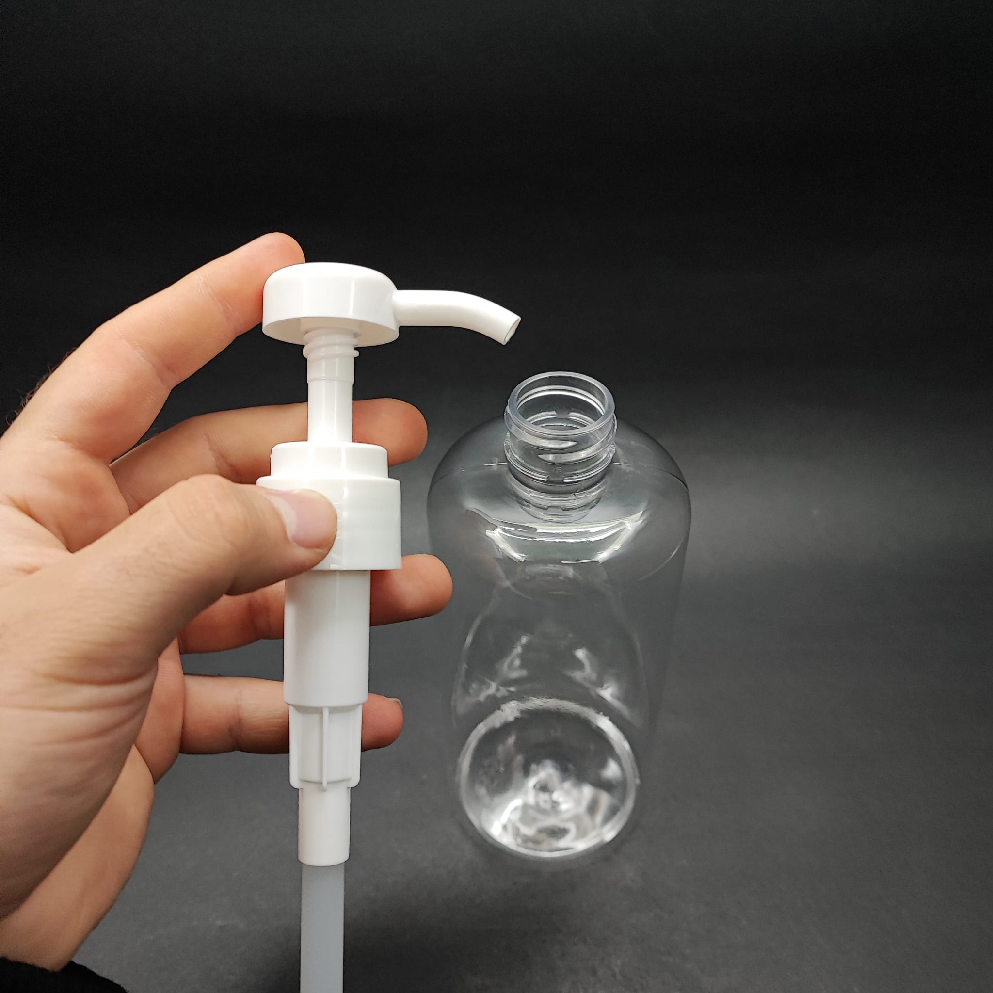 500 CC ŞEFFAF PET ŞİŞE - BEYAZ DOZAJ POMPALI (HER BASMADA 4 CC SIVI ATAR) - 500 ML POMPALI ŞİŞE - ŞURUP, ŞAMPUAN, KREM GİBİ YOĞUN KIVAMLI SIVILARDA KULLANILIR
