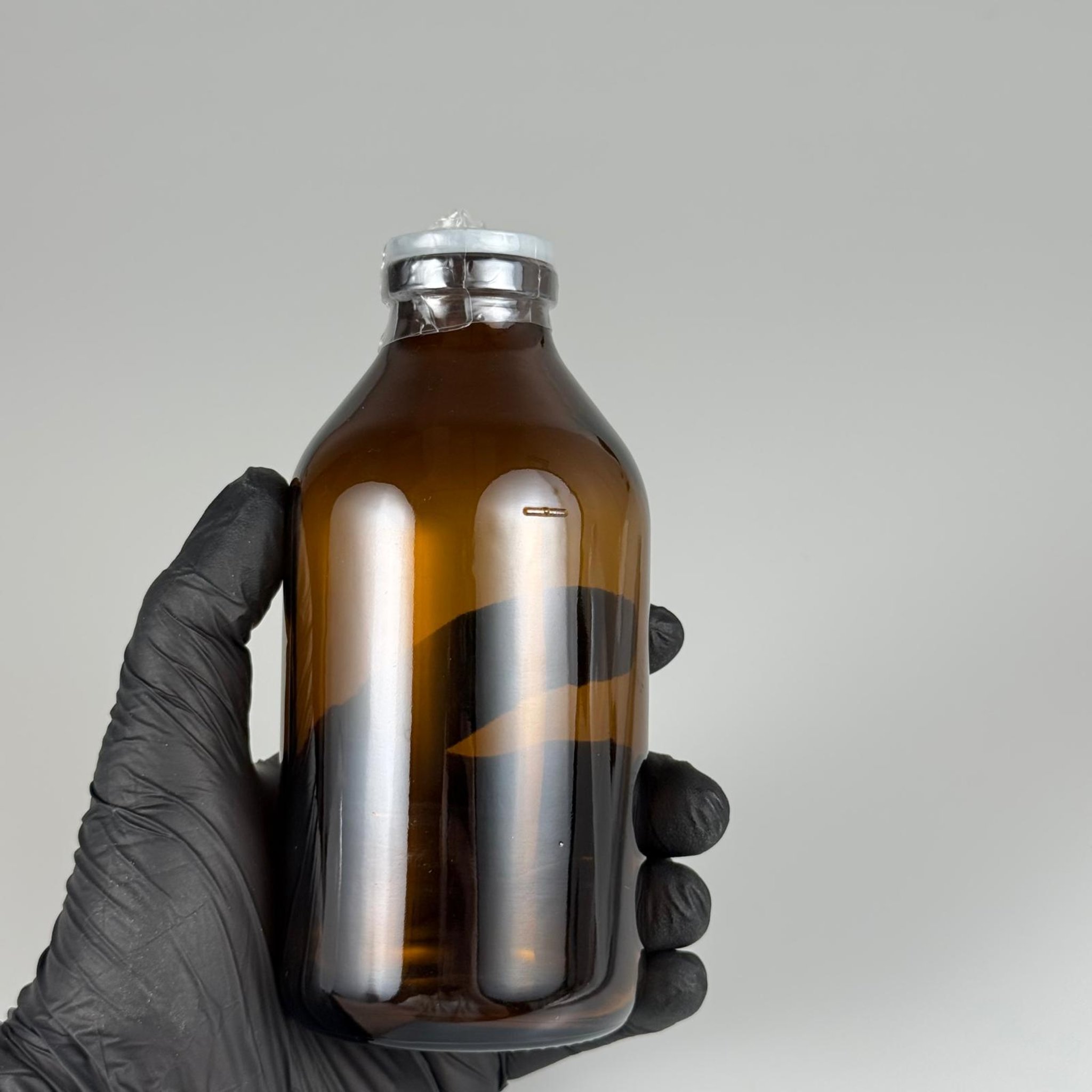 250 CC AMBER KAHVERENGİ SERUM ŞİŞE + KAUÇUK BUTİL TAPA (32 AĞIZ) + EMNİYET BANDI (ISI TABANCASI İLE UYGULANIR) - ENJEKTÖR İLE SIVI ÇEKİLEBİLİR