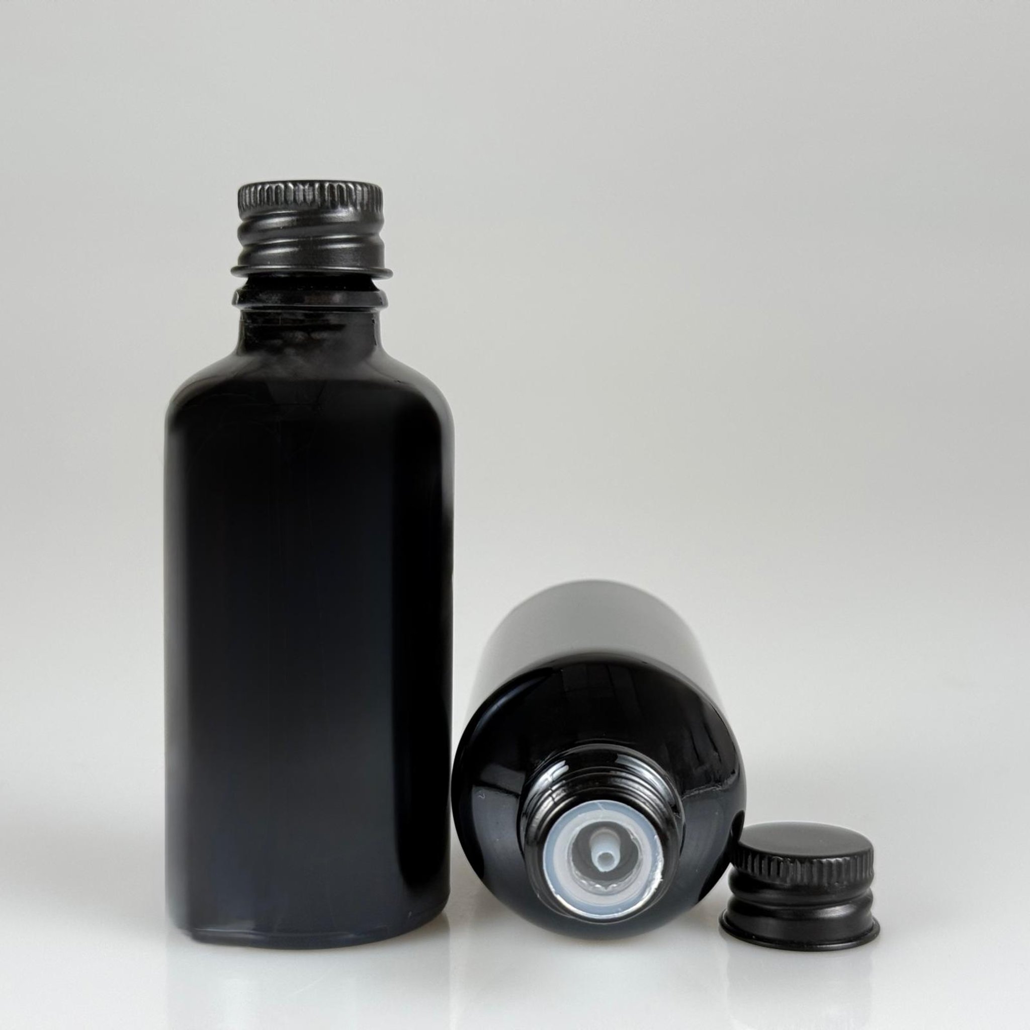50 CC SİYAH CAM ŞİŞE + KÖPÜK CONTALI SİYAH ALÜMİNYUM METAL KAPAKLI + DAMLALIKLI KOLONYA TIPALI TAKIM - 50 ML SİYAH CAM ŞİŞE
