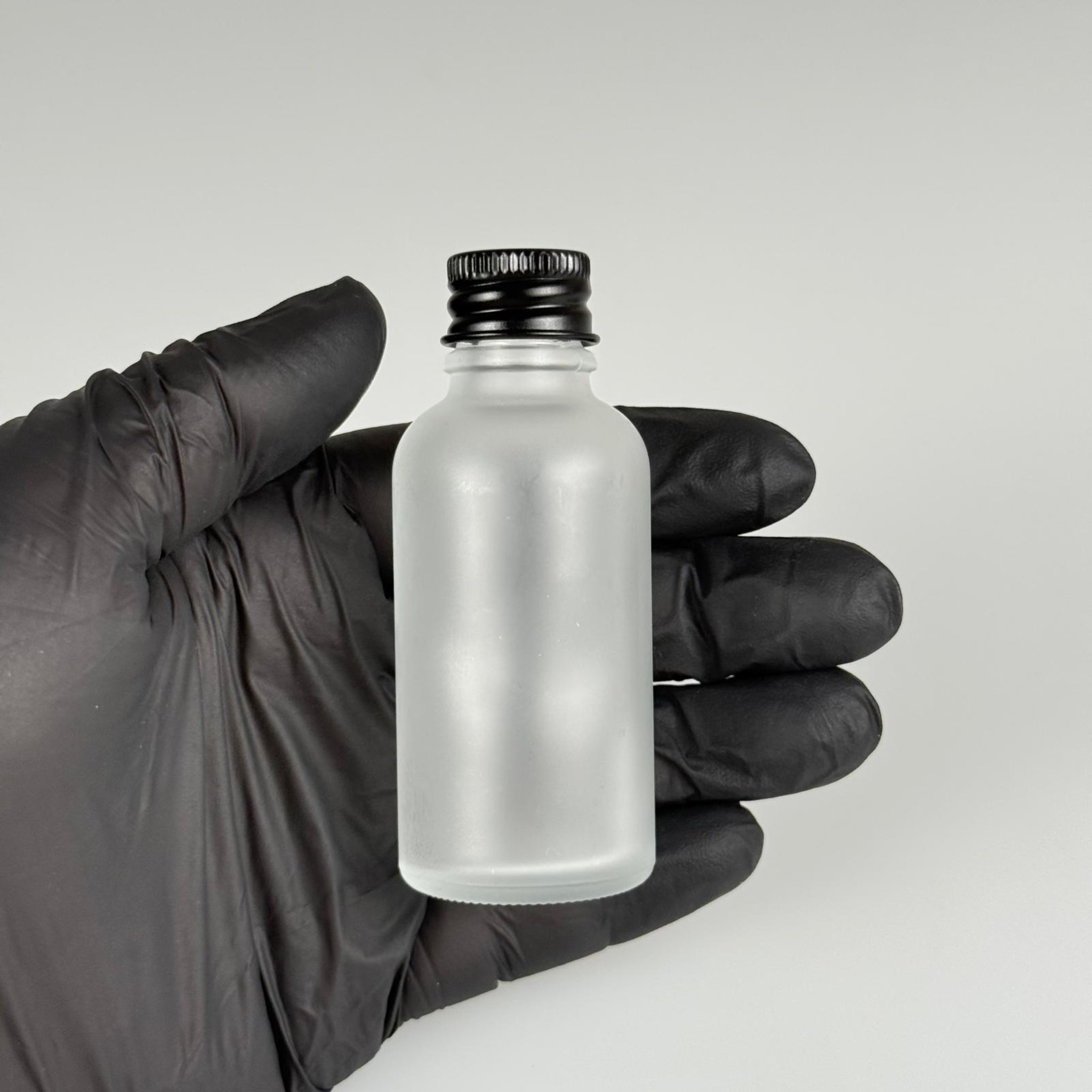30 CC BUZLU CAM ŞİŞE + KÖPÜK CONTALI SİYAH ALÜMİNYUM METAL KAPAKLI TAKIM - 30 ML BUZLU CAM ŞİŞE