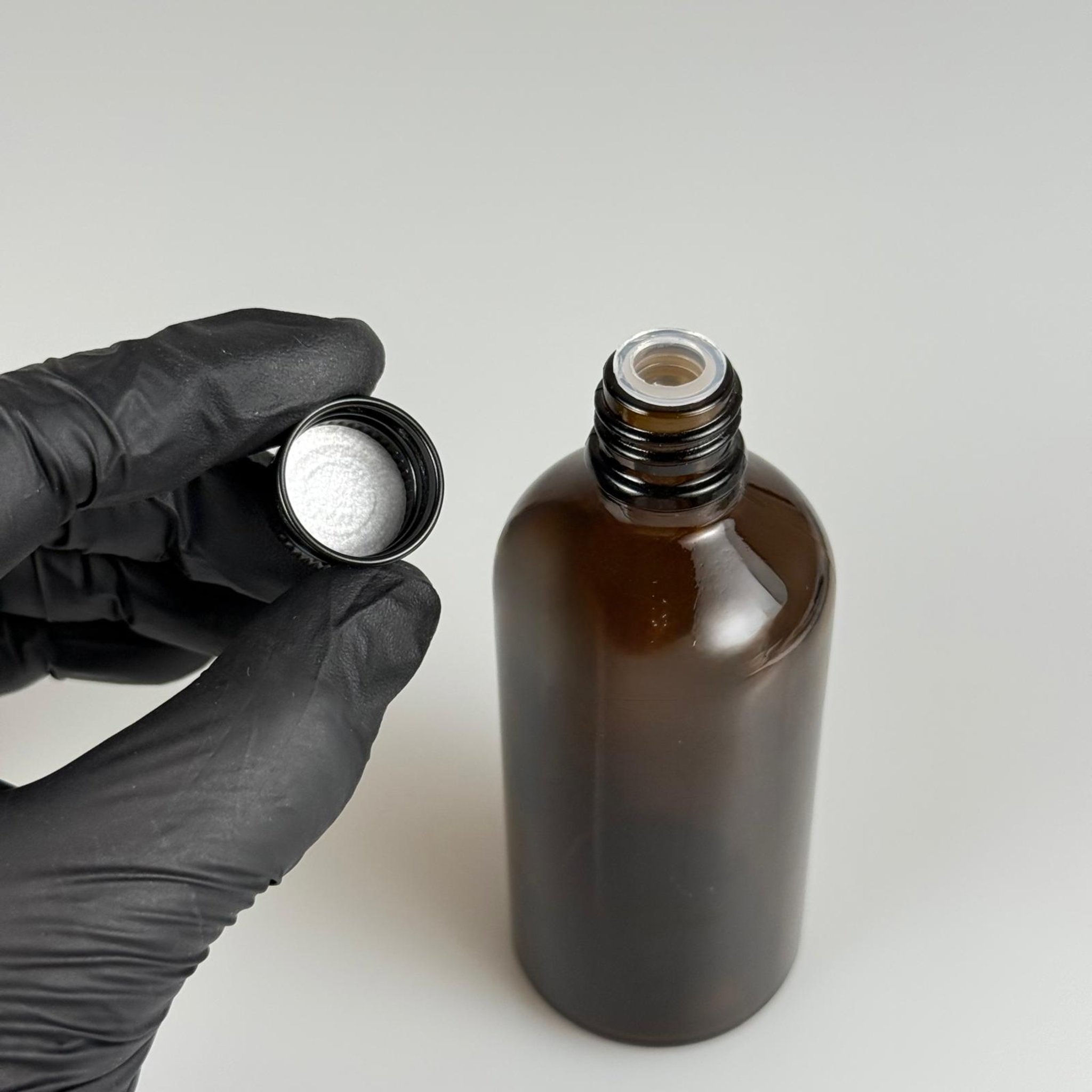 100 CC AMBER CAM ŞİŞE + KÖPÜK CONTALI SİYAH ALÜMİNYUM METAL KAPAKLI + KÖR TIPALI TAKIM - 100 ML KAHVERENGİ CAM ŞİŞE