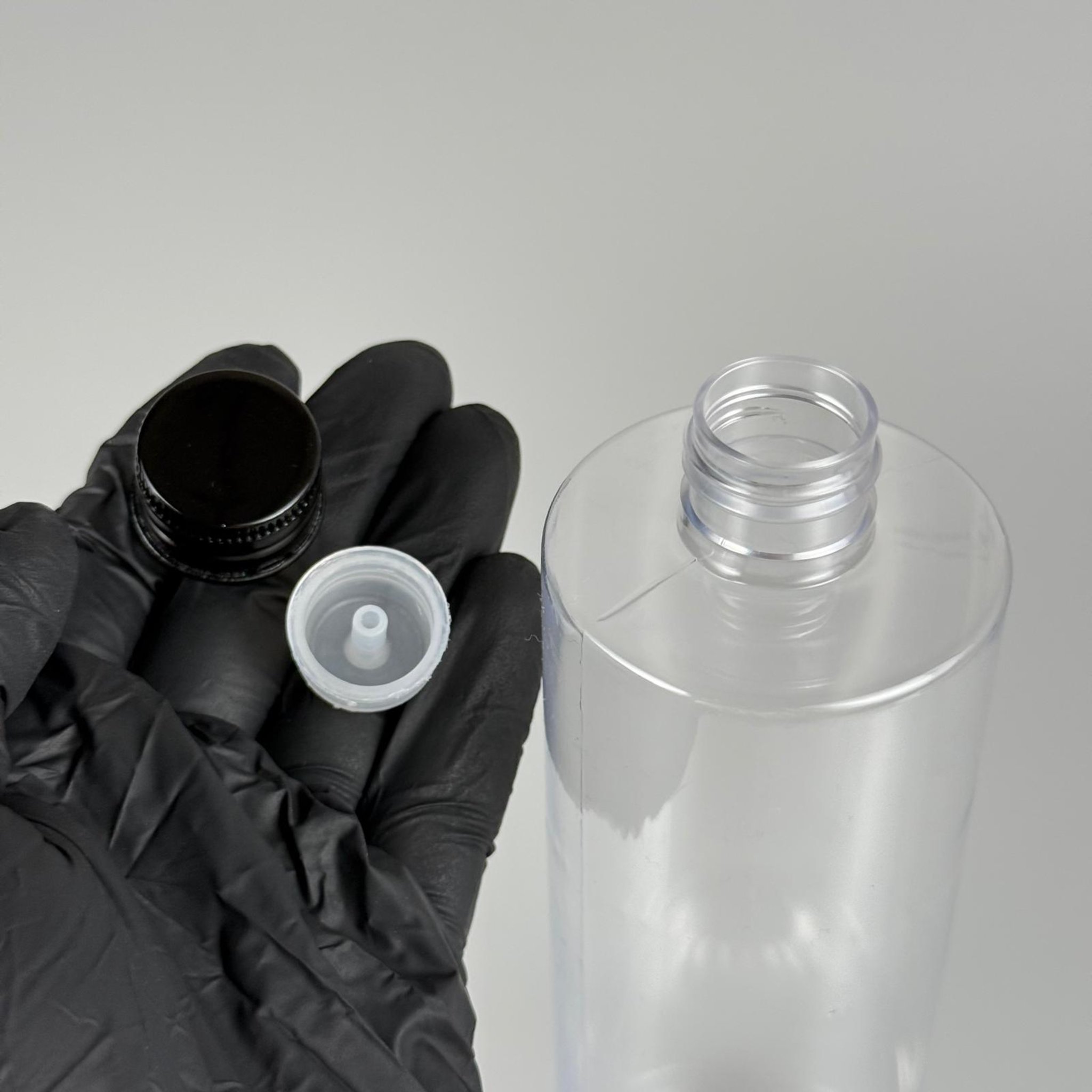 400 CC ŞEFFAF KÜT BOYUNLU SİLİNDİR PET ŞİŞE (30 GR - 24 AĞIZ ) + KÖPÜK CONTALI SİYAH METAL ALÜMİNYUM KAPAKLI + KOLONYA TIPALI TAKIM - 400 ML KAPAKLI ŞEFFAF PLASTİK ŞİŞELER