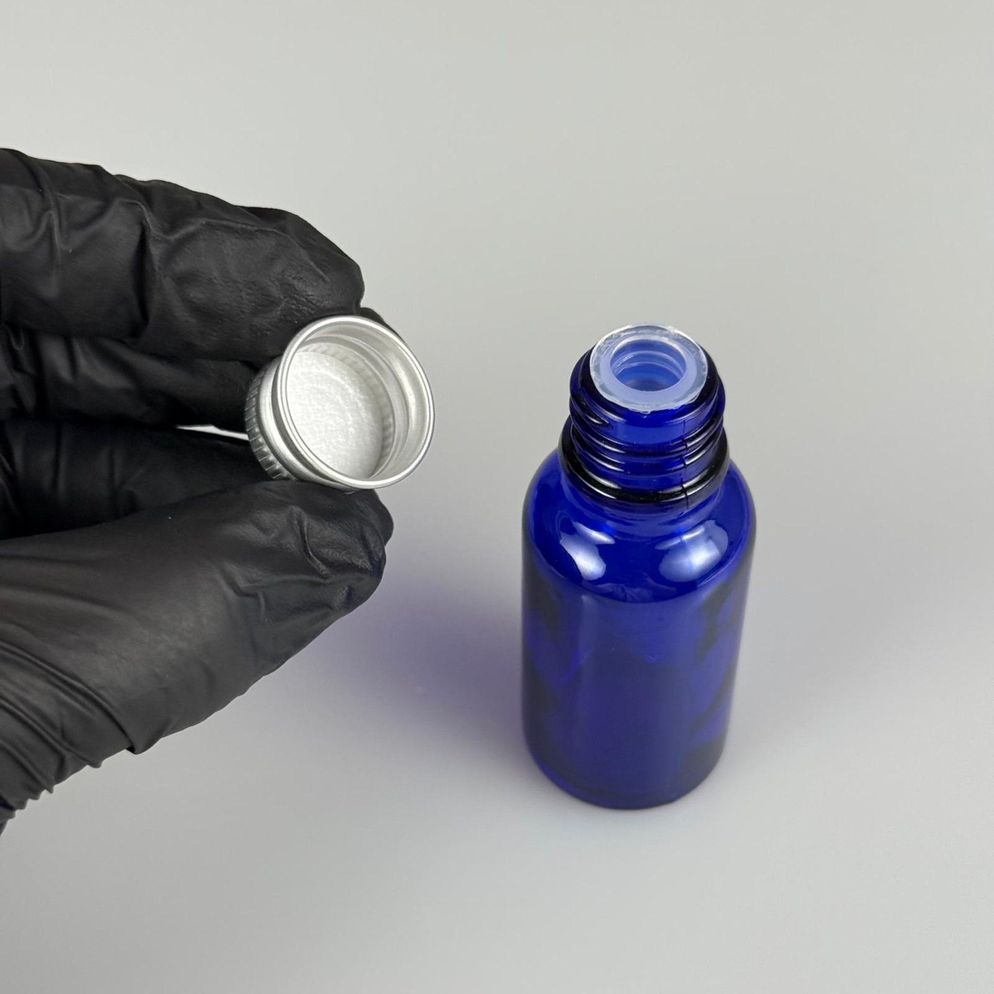 20 CC MAVİ CAM ŞİŞE + KÖPÜK CONTALI GÜMÜŞ ALÜMİNYUM METAL KAPAKLI + KÖR TIPALI TAKIM - 20 ML MAVİ CAM ŞİŞE