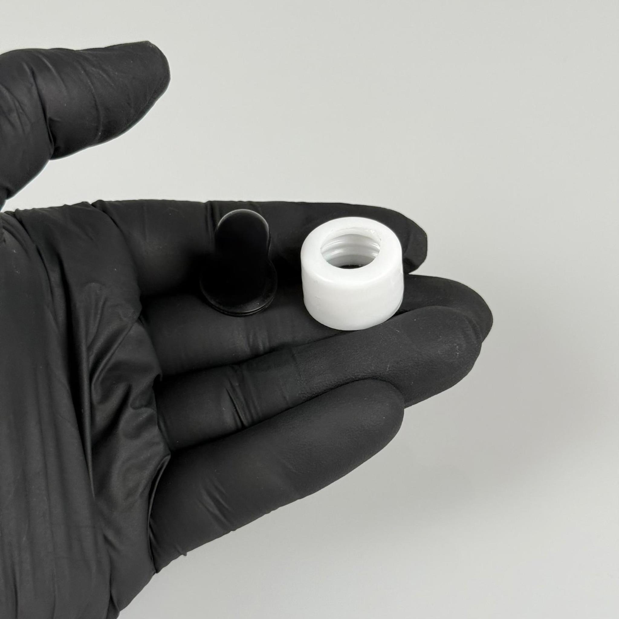 18 MM SİYAH EMZİKLİ DELİKLİ PLASTİK KAPAK BEYAZ - DÜZ (DAMLALIK İÇİN)
