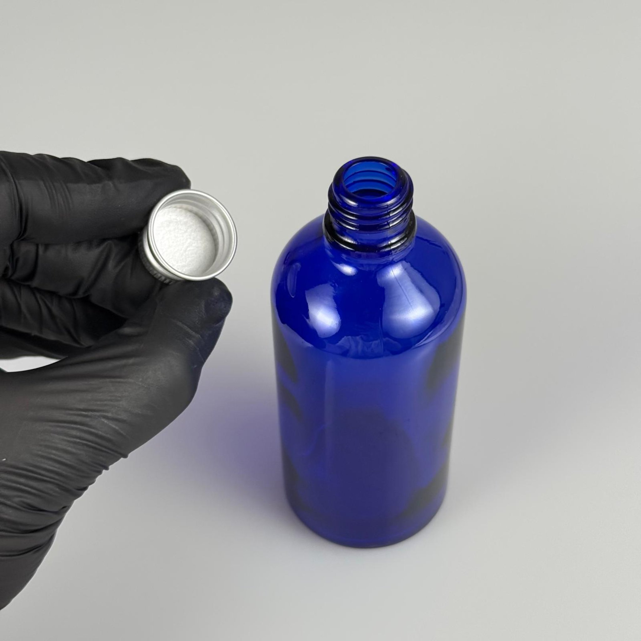 100 CC MAVİ CAM ŞİŞE + KÖPÜK CONTALI GÜMÜŞ ALÜMİNYUM METAL KAPAKLI TAKIM - 100 ML MAVİ CAM ŞİŞE