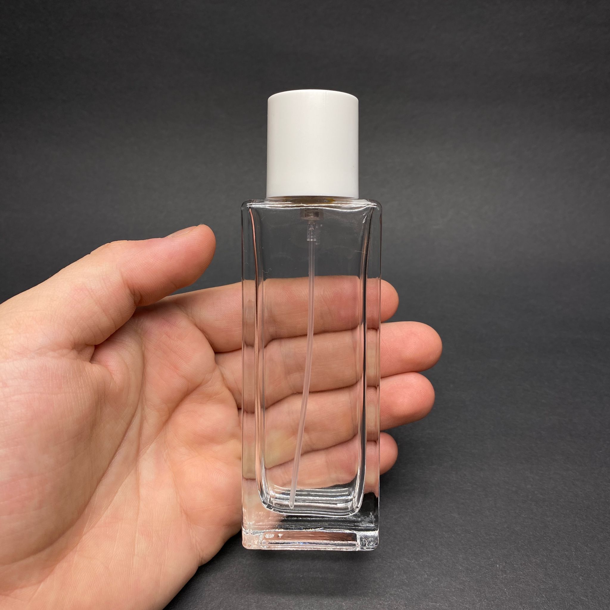 50 ML DİKDÖRTGEN MODEL FORTUNE UZUN PARFÜM ŞİŞESİ - SİYAH METAL SPREYLİ + BEYAZ KAPAKLI (AĞIZ 15 MM GEÇME KOLAY KAPAMA)