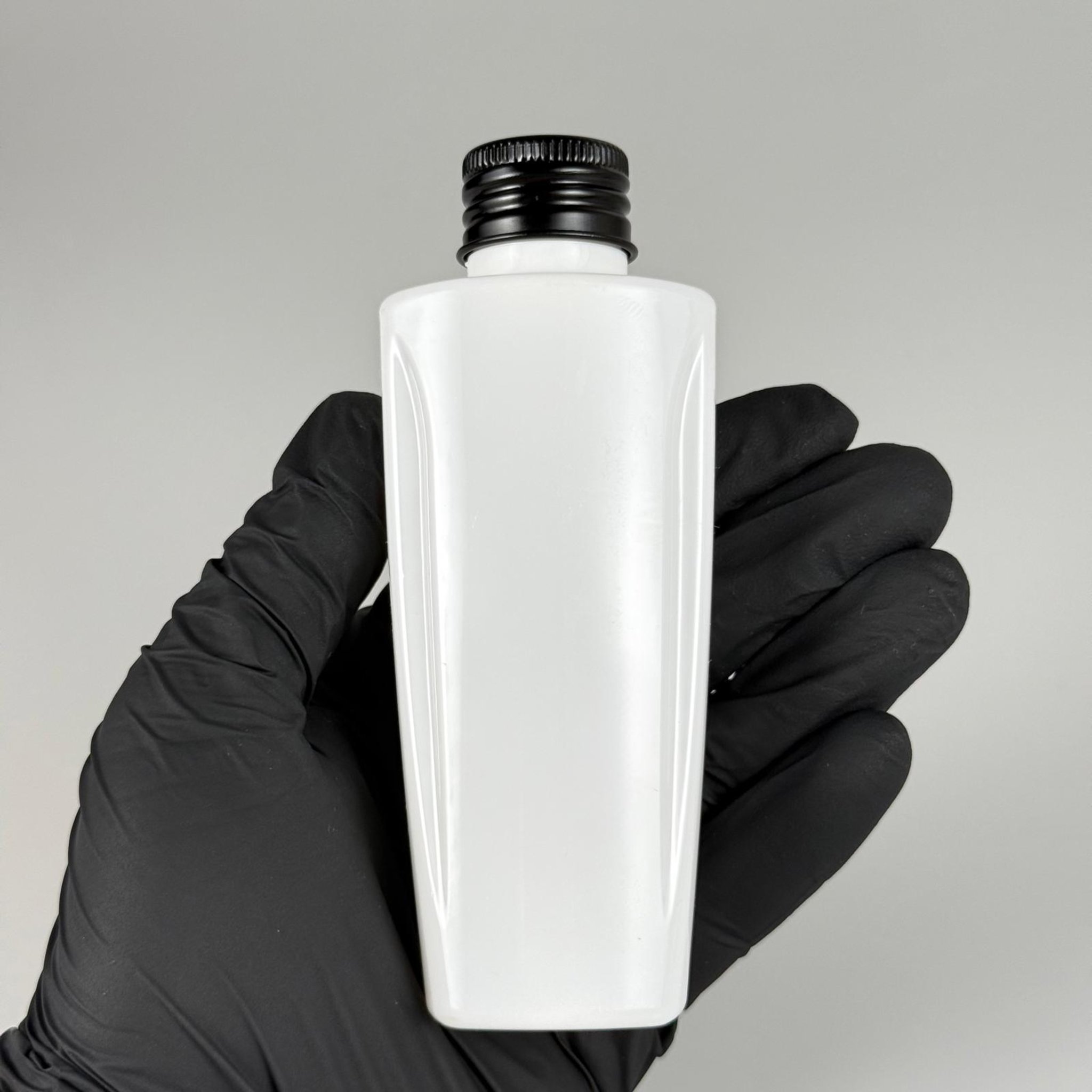 100 CC BEYAZ SERT PET ŞİŞE (LOREAL PARİS MODEL) 24 AĞIZ + KÖPÜK CONTALI SİYAH METAL ALÜMİNYUM KAPAK + KOLONYA TIPALI TAKIM - 100 ML KAPAKLI KOZMETİK PLASTİK ŞİŞELER