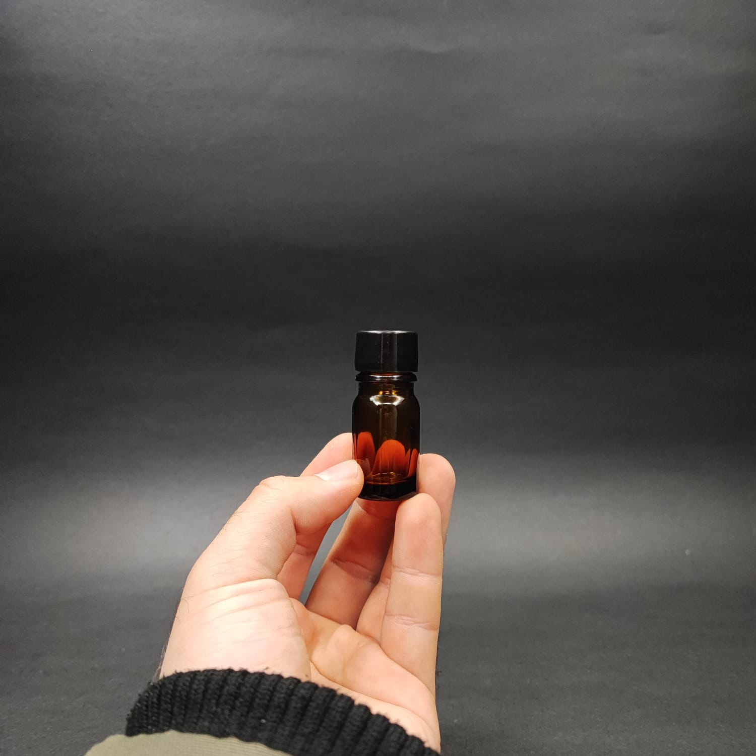 5 CC AMBER CAM ŞİŞE + KENDİNDEN CONTALI SIZDIRMAZ SİYAH KAPAK - 5 ML KAHVERENGİ KAPAKLI CAM ŞİŞE