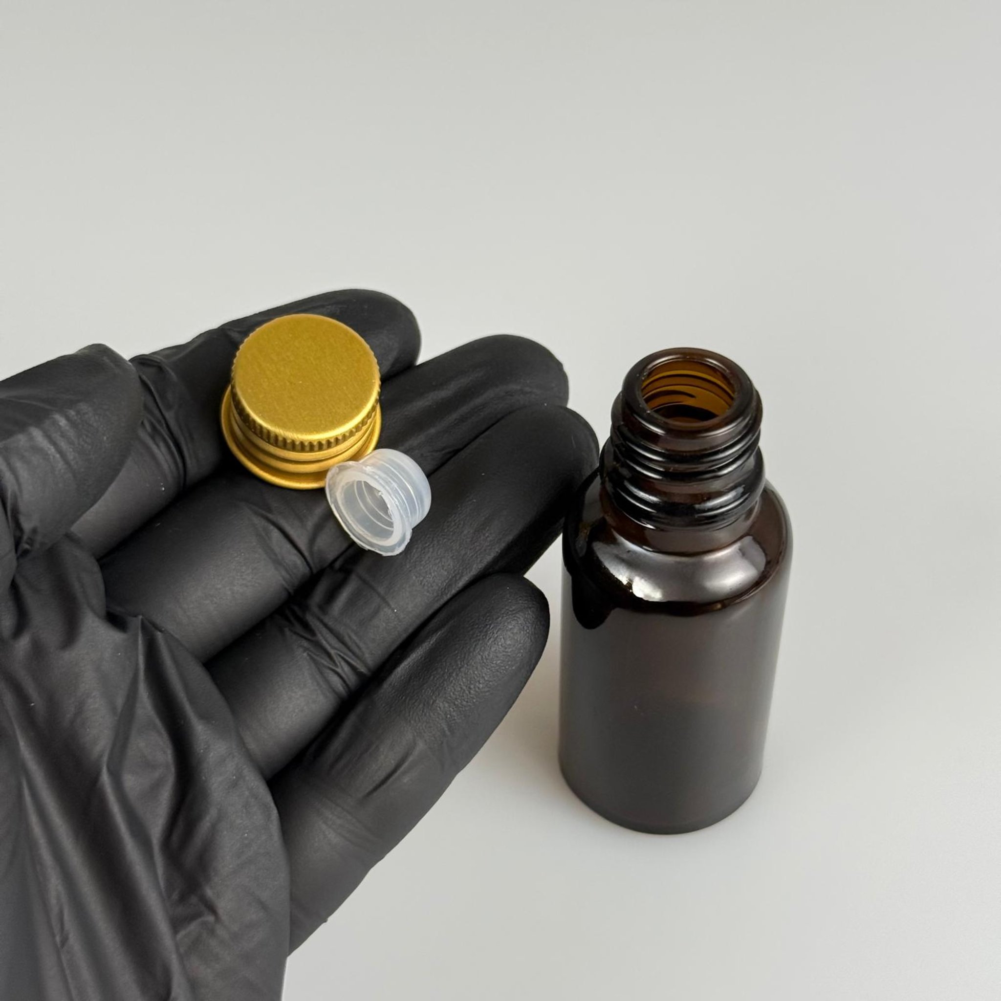 20 CC AMBER CAM ŞİŞE + KÖPÜK CONTALI GMOLD ALÜMİNYUM METAL KAPAKLI + KÖR TIPALI TAKIM - 20 ML KAHVERENGİ CAM ŞİŞE