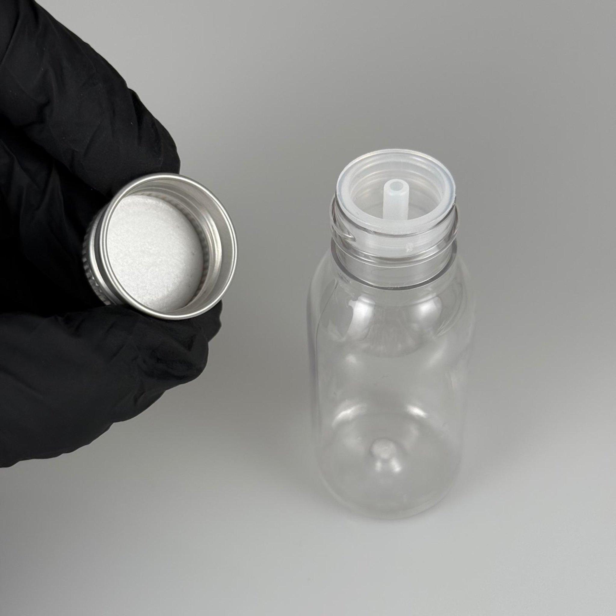 50 CC SERT PLASTİK ŞİŞE (24 AĞIZ) + KÖPÜK CONTALI GÜMÜŞ METAL ALÜMİNYUM KAPAK KOLONYA TIPALI TAKIM - 50 ML KAPAKLI PLASTİK ŞİŞELER
