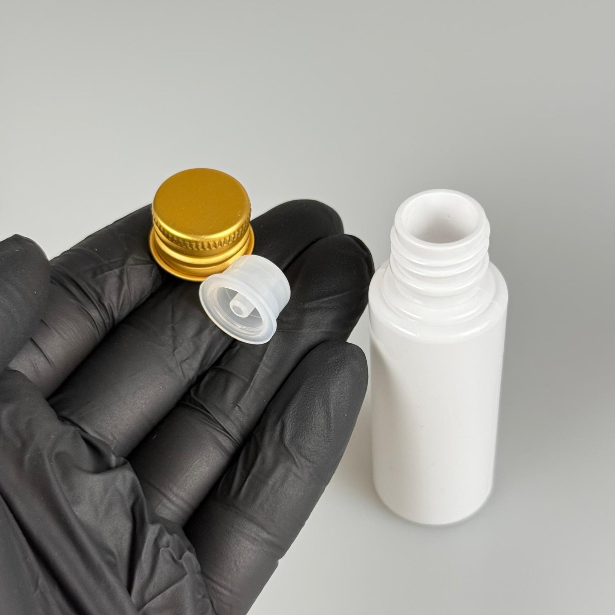 30 CC BEYAZ PET SHOT ŞİŞE - KÖPÜK CONTALI GOLD ALÜMİNYUM METAL KAPAKLI + DAMLALIKLI KOLONYA TIPALI TAKIM - 30 ML PLASTİK ŞİŞE