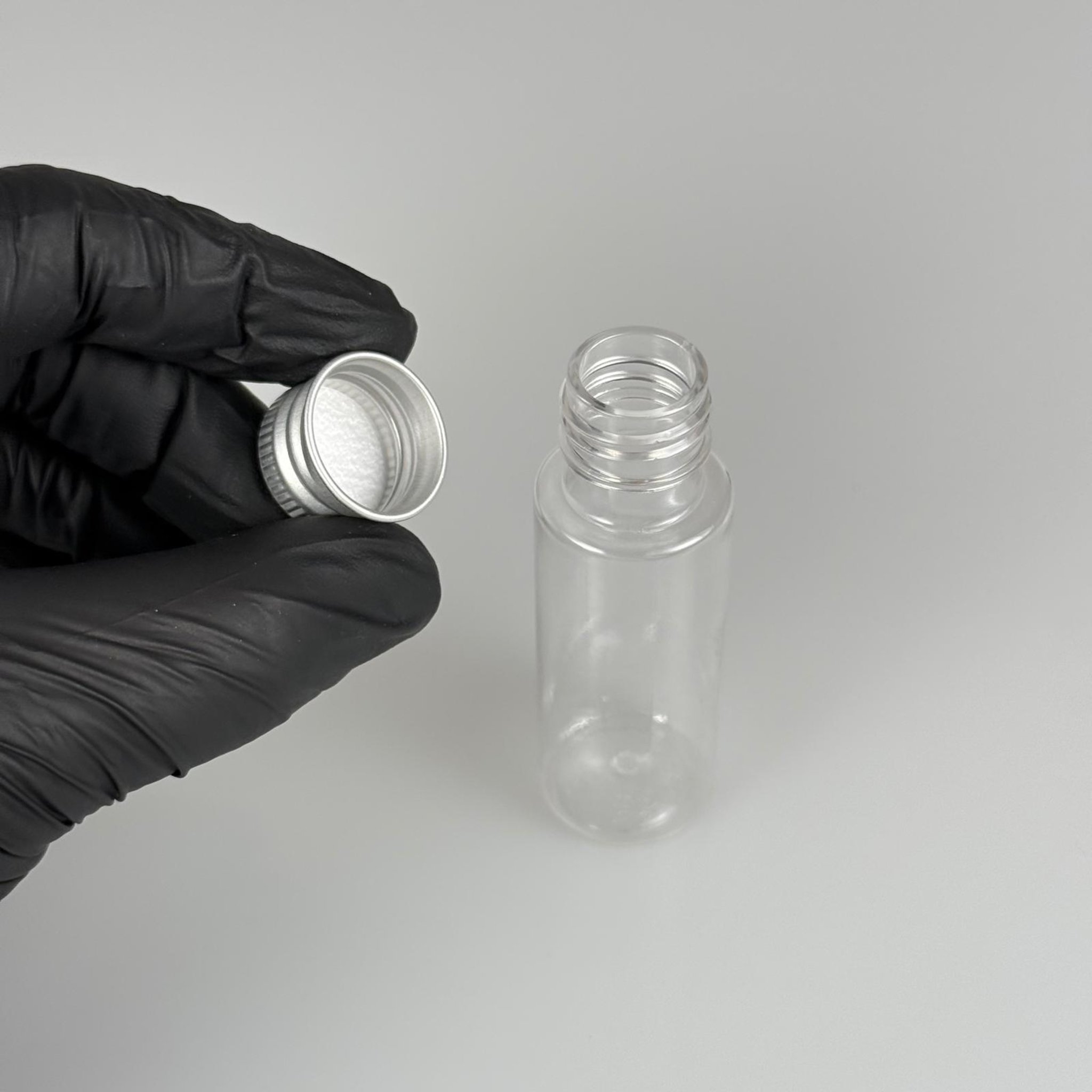 20 CC ŞEFFAF PET ŞİŞE + KÖPÜK CONTALI GÜMÜŞ ALÜMİNYUM METAL KAPAKLI TAKIM - 20 ML PLASTİK ŞİŞE