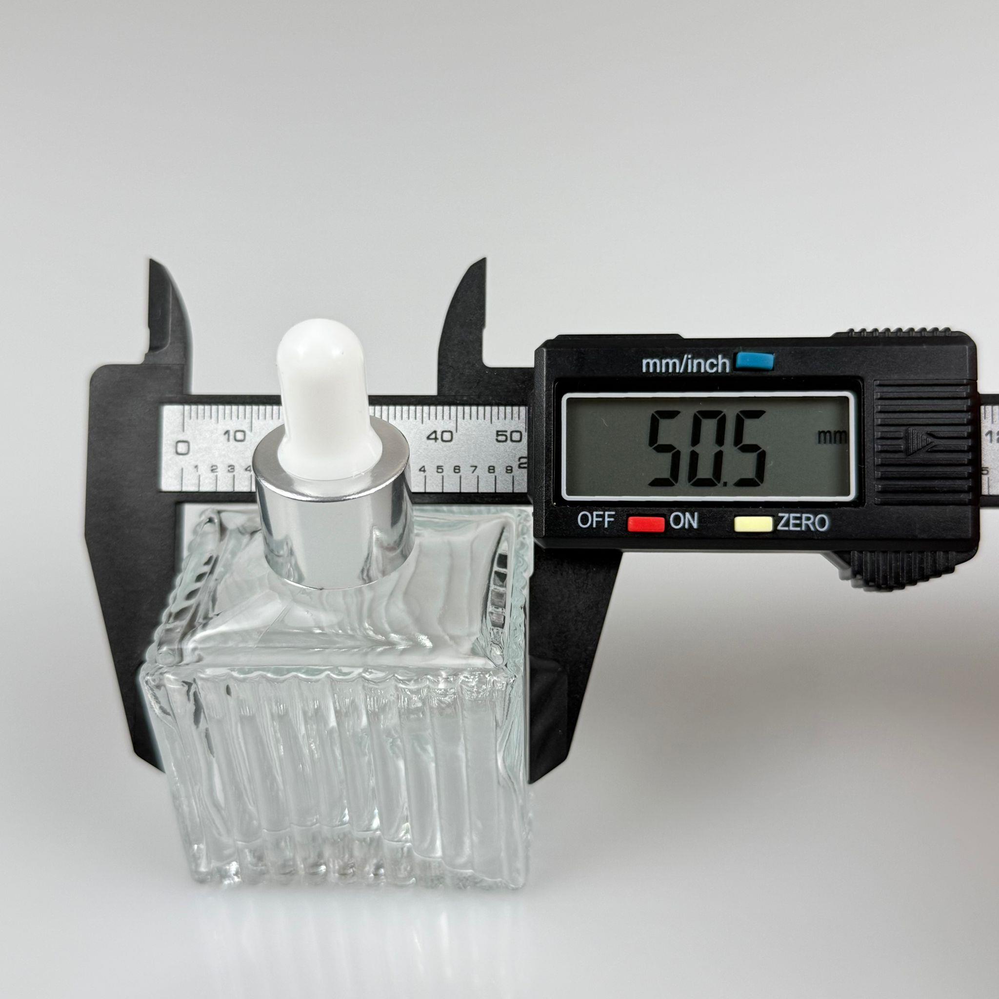 50 CC KÖŞELİ DESENLİ ÇİZGİLİ PRESTİJLİ CAM DAMLALIKLI ŞİŞE - BEYAZ EMZİK - GÜMÜŞ METALİK KAPAK - 50 ML CAM DAMLALIKLI ŞİŞE - DAMLALIKLI BOŞ ŞİŞE