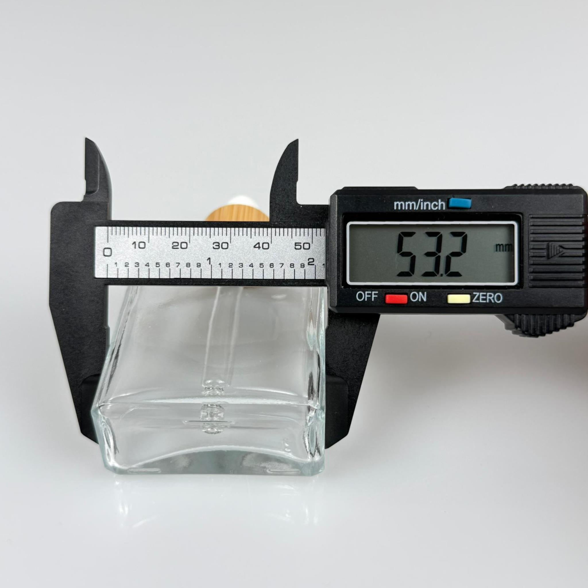 40 CC YASSI DİKDÖRTGEN KÖŞELİ KISA PRESTİJLİ CAM DAMLALIKLI ŞİŞE - BEYAZ EMZİK - AHŞAP BAMBU KAPAK - 40 ML CAM DAMLALIKLI ŞİŞE - DAMLALIKLI BOŞ ŞİŞE