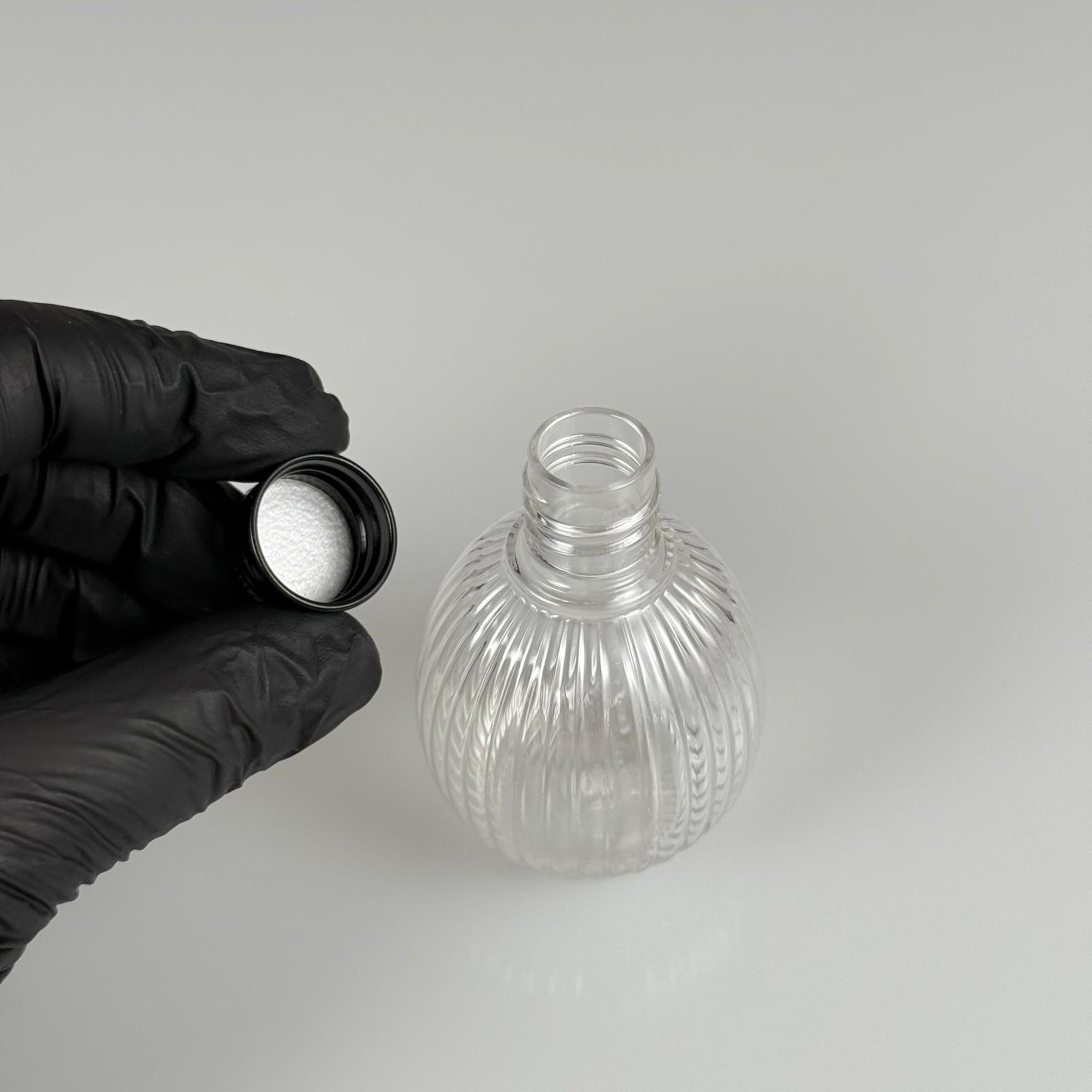 50 CC TOP ÇİZGİLİ DESENLİ PET ŞİŞE - KÖPÜK CONTALI SİYAH ALÜMİNYUM METAL KAPAKLI TAKIM - 50 ML ŞEFFAF PET ŞİŞE