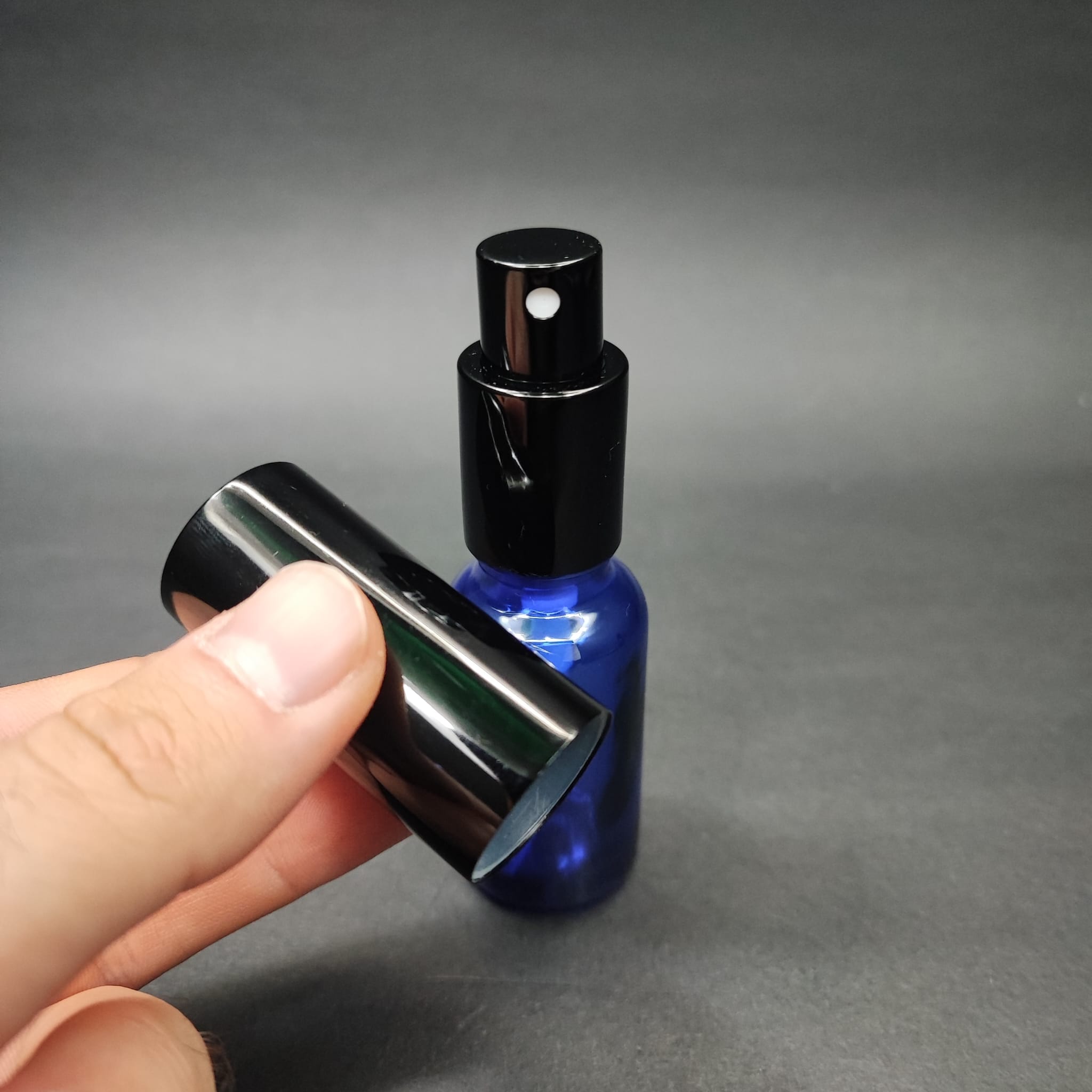 20 ML LÜKS VİDALI VALF ÇEVİRME PARFÜM ŞİŞELERİ - 20 CC MAVİ CAM ŞİŞE - SİYAH METAL SPREYLİ KAPAKLI SET