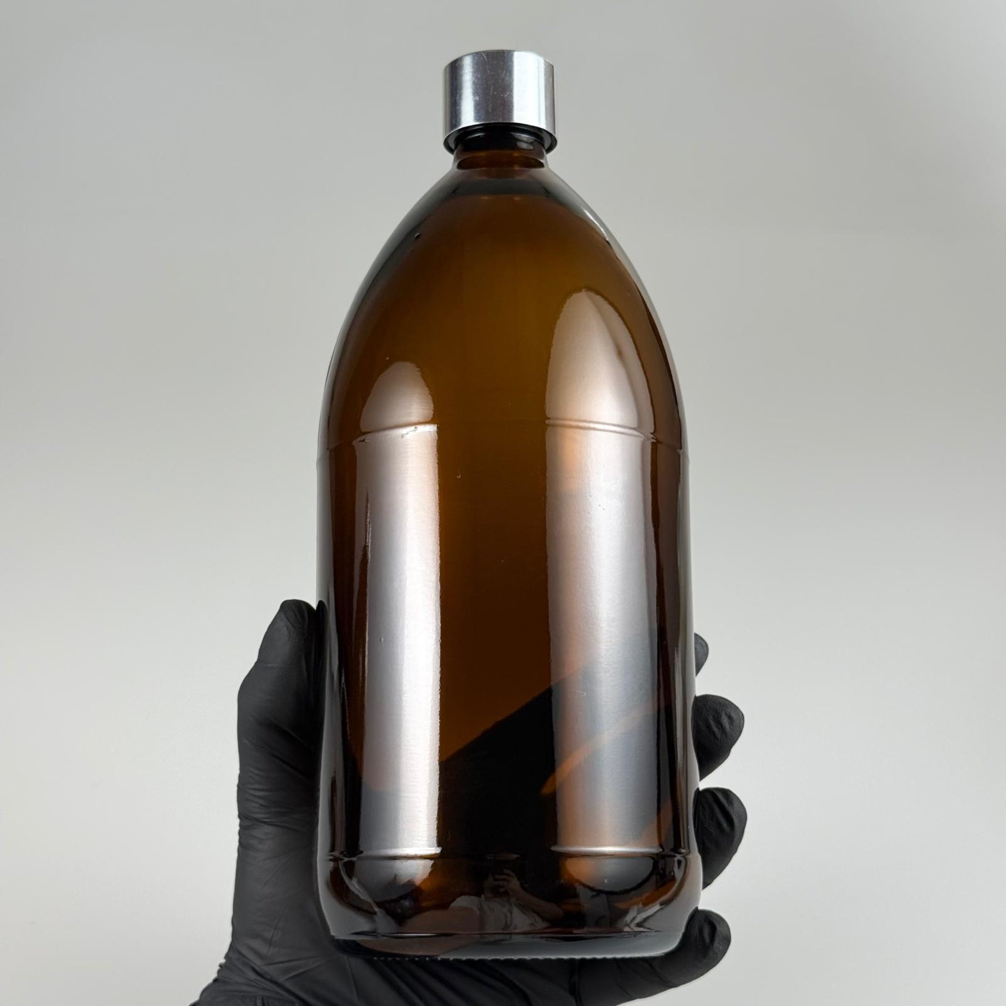 1000 CC AMBER CAM ŞİŞE + ALÜMİNYUM KAPLAMALI GÜMÜŞ KAPAKLI + KÖR TIPALITAKIM - 1000 ML KAHVERENGİ CAM ŞİŞE
