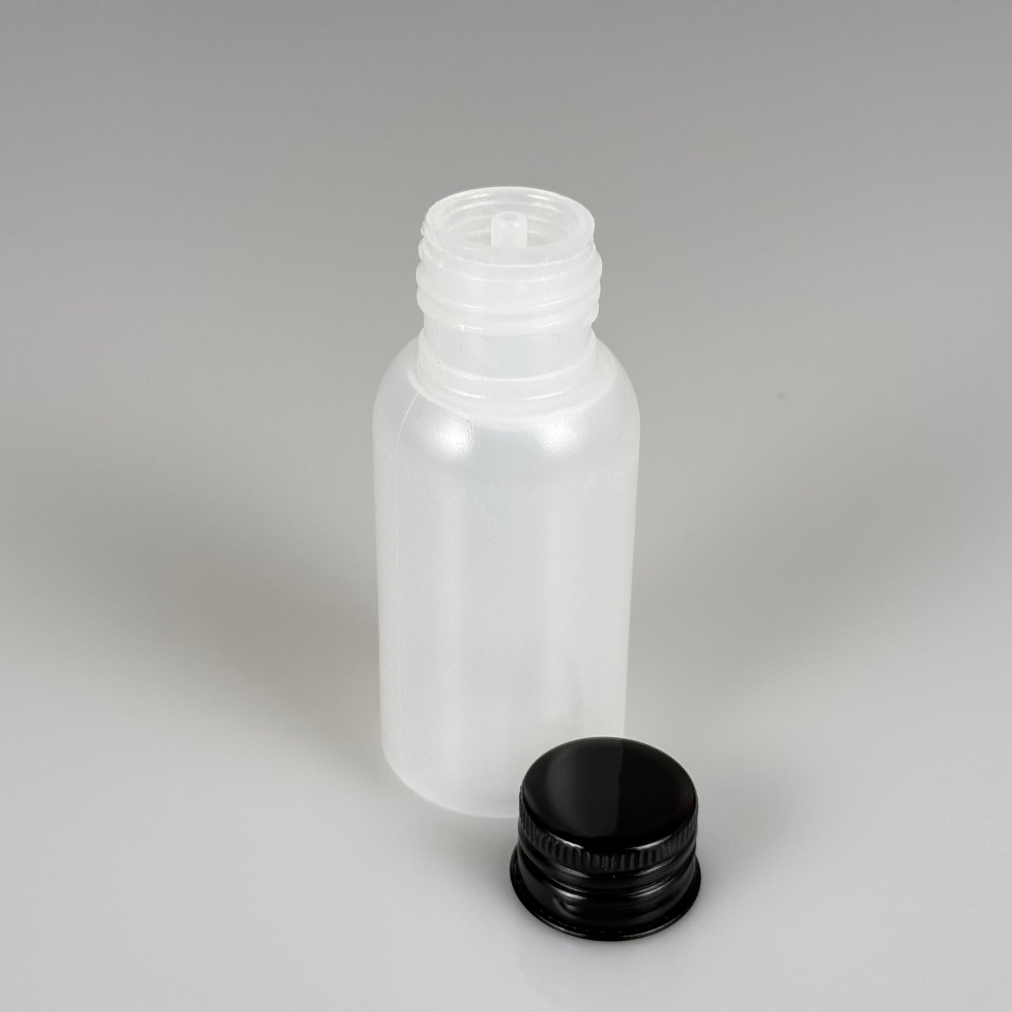 50 ML SIKILABİLİR YUMUŞAK POLİETİLEN PE PLASTİK ASETON ŞİŞESİ ( 24 AĞIZ ) + KÖPÜK CONTALI SİYAH METAL ALÜMİNYUM KAPAK + KOLONYA TIPALI TAKIM - 50 cc sos, yağ, kartuş, mürekkep vb için boş şişeler