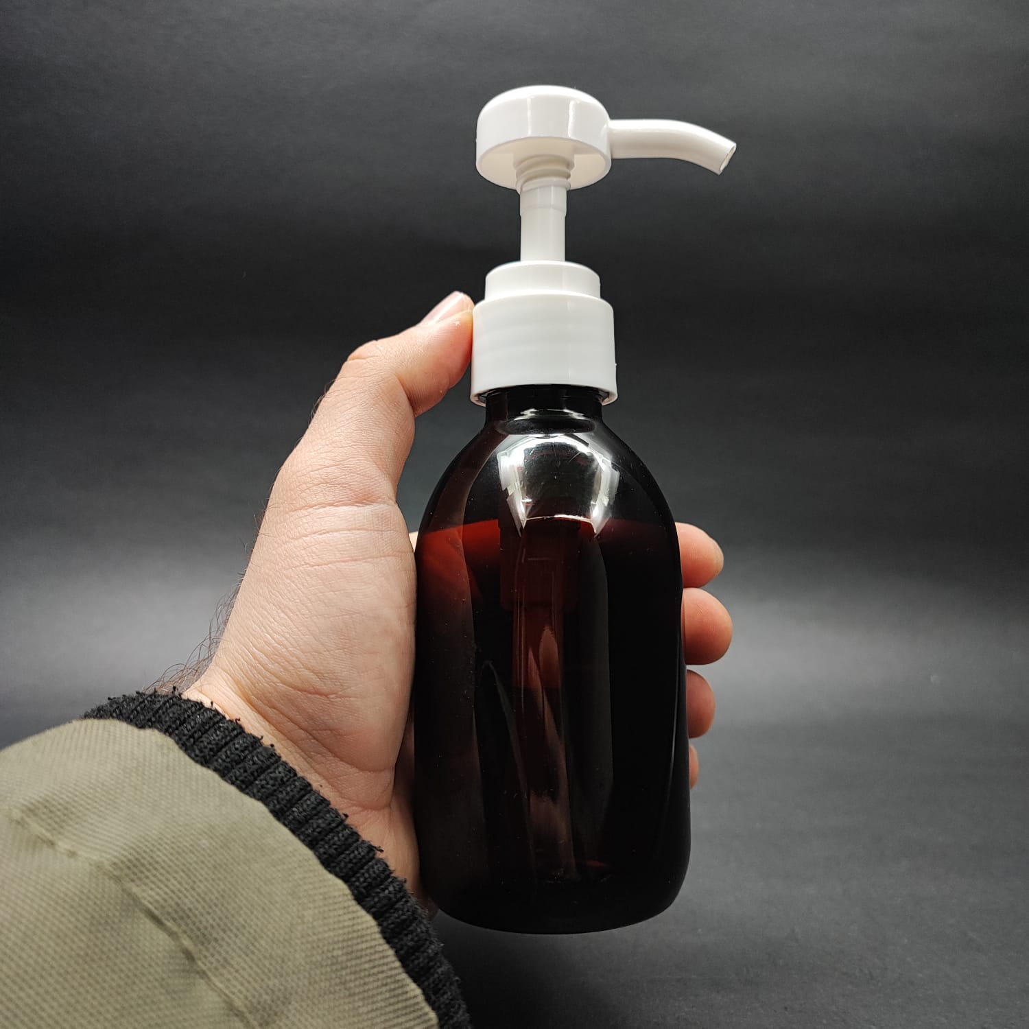 200 CC AMBER PET ECZA ŞİŞESİ + BEYAZ DOZAJ POMPALI (HER BASMADA 4 CC SIVI ATAR) - 200 ML POMPALI ŞİŞE - ŞURUP, ŞAMPUAN, KREM GİBİ YOĞUN KIVAMLI SIVILARDA KULLANILIR