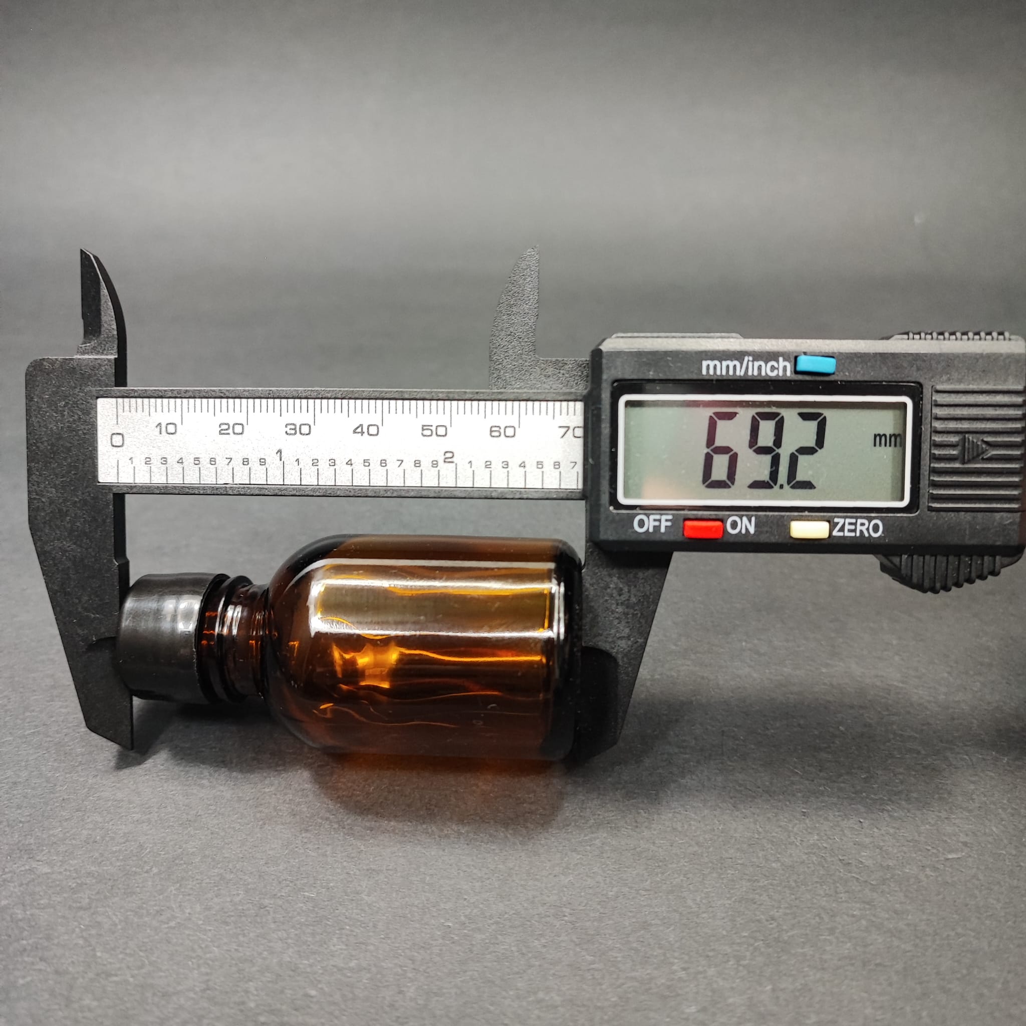 25 CC AMBER CAM ŞİŞE + KENDİNDEN CONTALI SIZDIRMAZ SİYAH KAPAK - 25 ML KAPAKLI KAHVERENGİ CAM ŞİŞE
