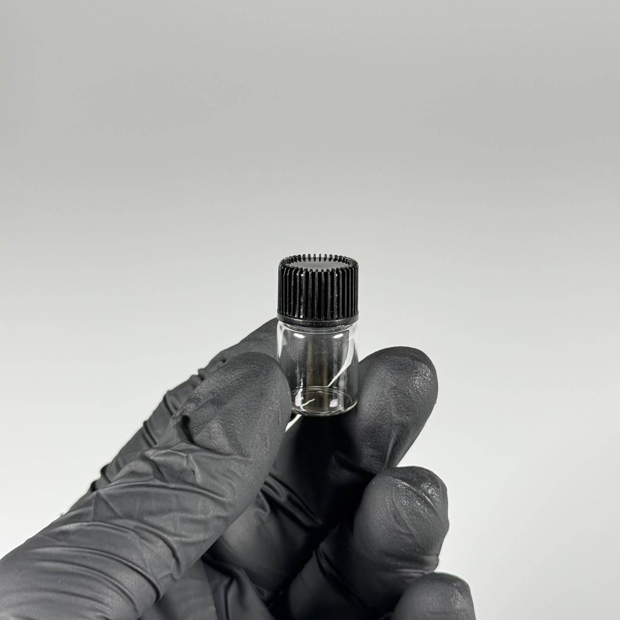 2 CC ŞEFFAF İNCE CAM ŞİŞE - SİYAH KAPAKLI + İÇTEN DAMLALIKLI - 2 ML CAM ŞİŞE