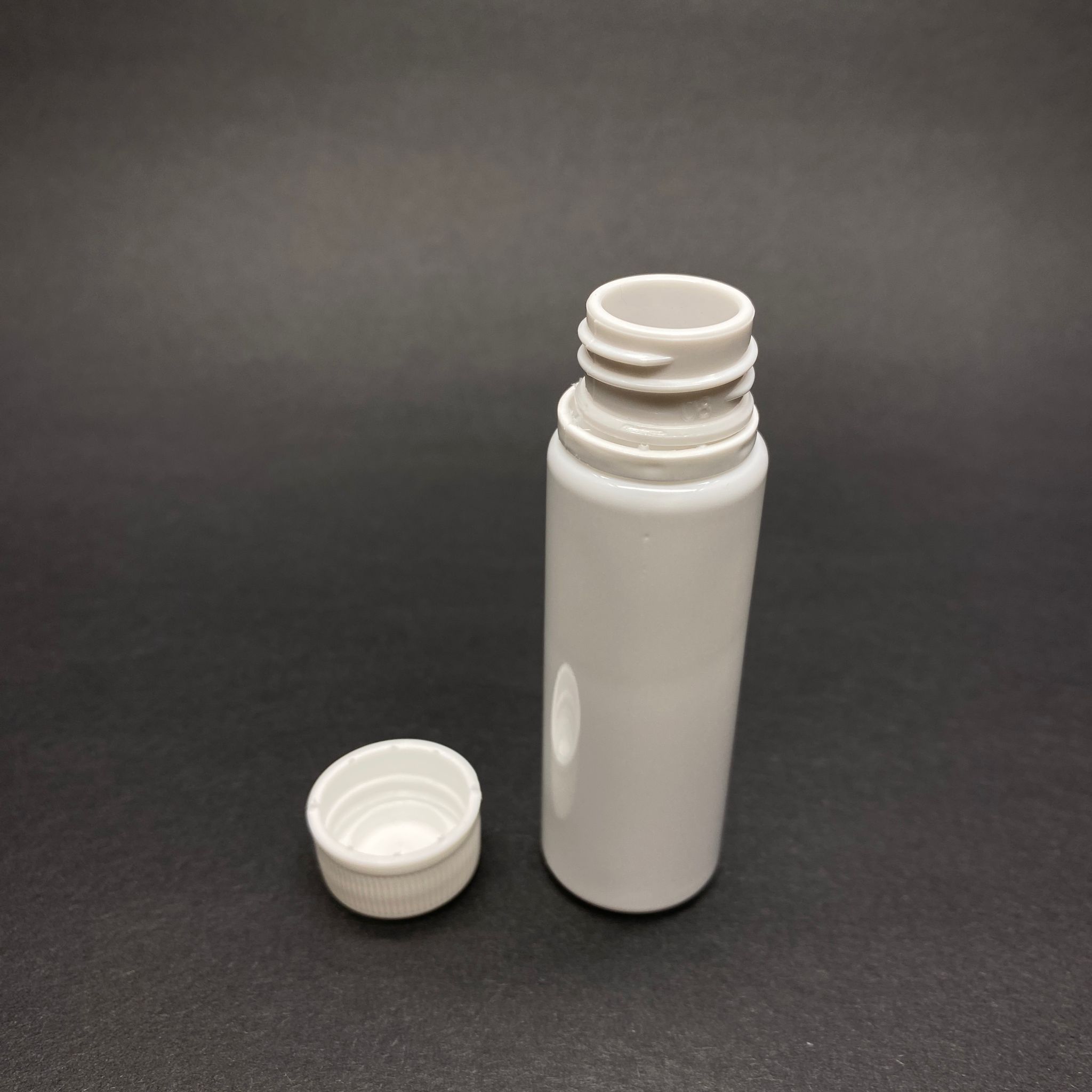 20 CC PET SHOT ŞİŞESİ  - KİLİTLİ BEYAZ KAPAKLI KOLAJEN ŞİŞESİ - 20 ML PLASTİK ŞİŞE - BEYAZ (KİLİTLİ KAPAK SERTÇE BASTIRARAK KAPANIR)