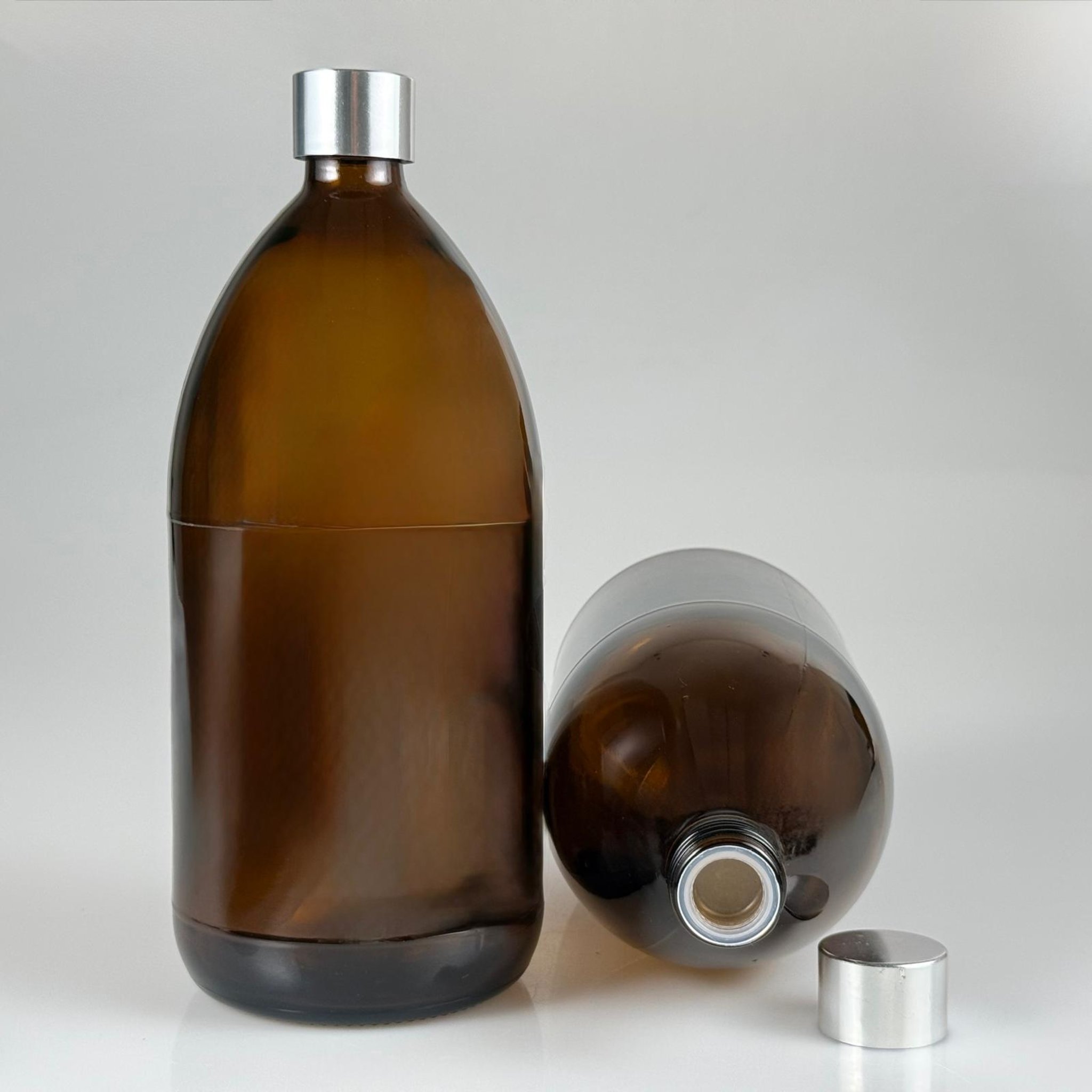 1000 CC AMBER CAM ŞİŞE + ALÜMİNYUM KAPLAMALI GÜMÜŞ KAPAKLI + KÖR TIPALITAKIM - 1000 ML KAHVERENGİ CAM ŞİŞE