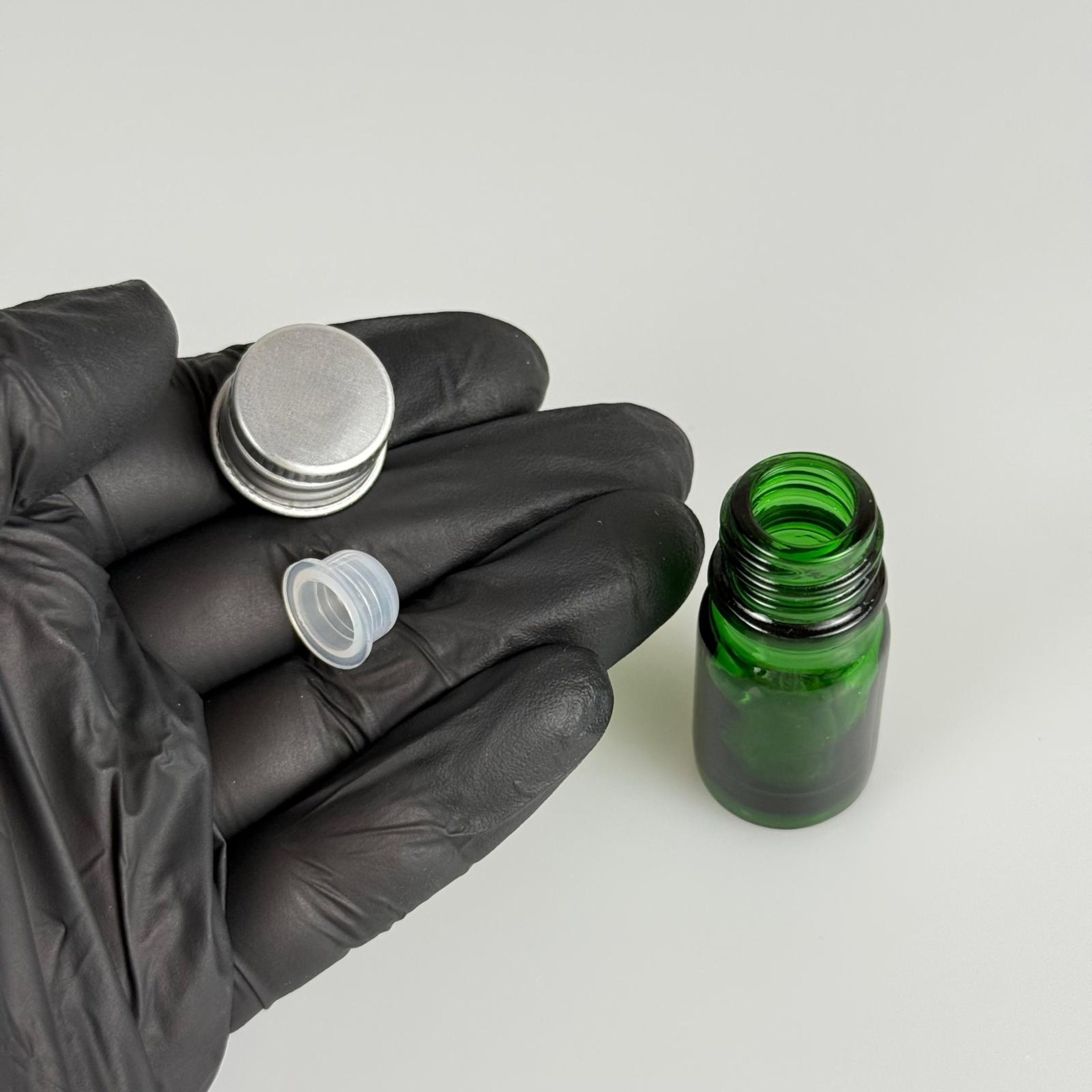5 CC YEŞİL CAM ŞİŞE + KÖPÜK CONTALI GÜMÜŞ ALÜMİNYUM METAL KAPAKLI + KÖR TIPALI TAKIM - 5 ML YEŞİL CAM ŞİŞE
