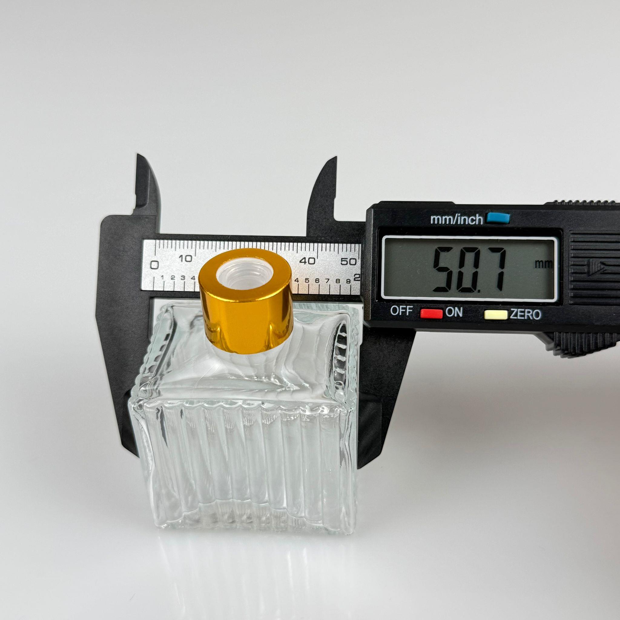50 CC KÖŞELİ DESENLİ ÇİZGİLİ PRESTİJ CAM BAMBU ODA KOKUSU ŞİŞESİ - 50 ML ÇUBUKLU BAMBU ODA KOKUSU ŞİŞESİ - DİFÜZÖR ŞİŞE- CAM ŞİŞE + GOLD METAL KAPAK + PLASTİK TIPA + 3 ADET FİBER SİYAH BAMBU ÇUBUK