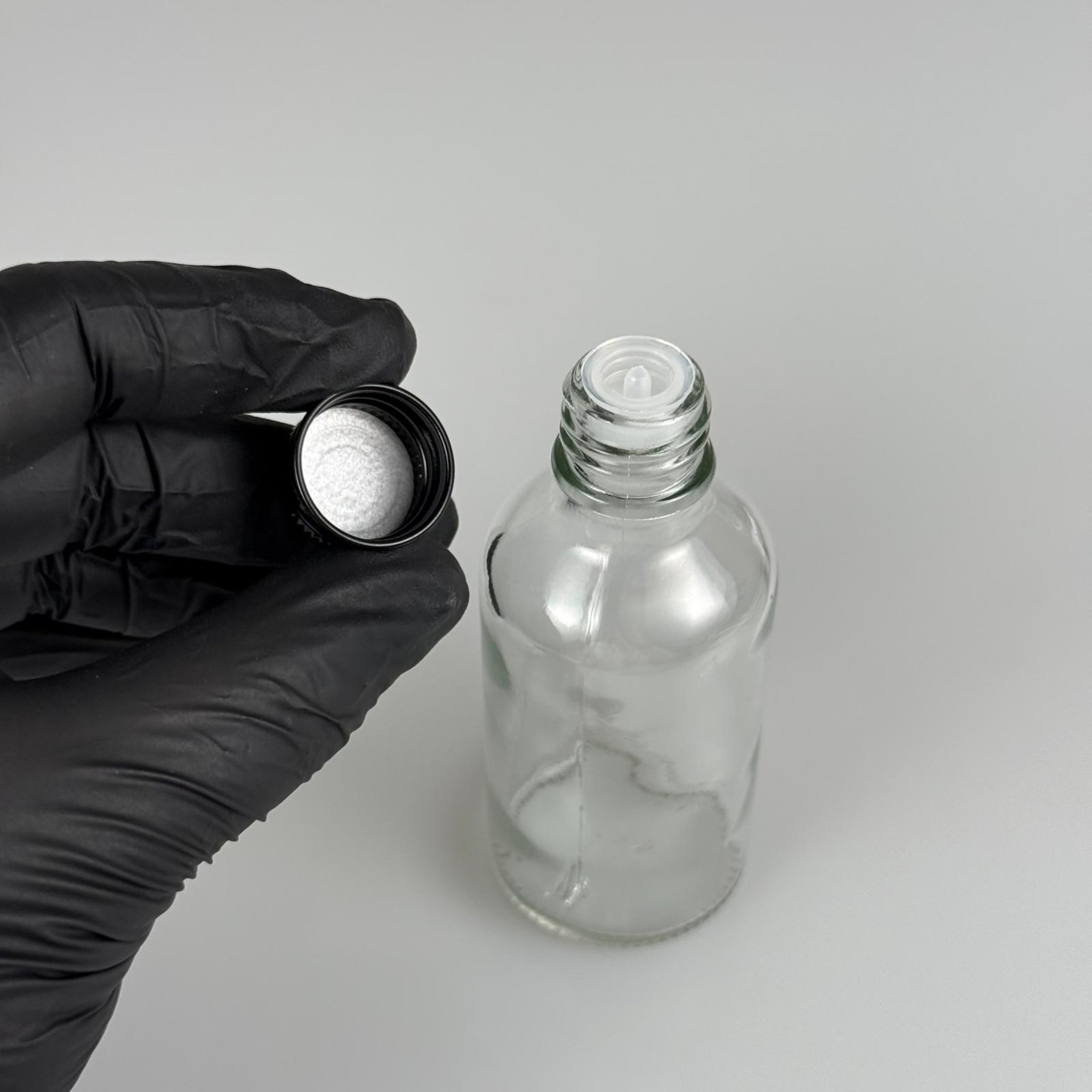 50 CC ŞEFFAF CAM ŞİŞE + KÖPÜK CONTALI SİYAH ALÜMİNYUM METAL KAPAKLI + KOLONYA TIPALI TAKIM - 50 ML ŞEFFAF CAM ŞİŞE