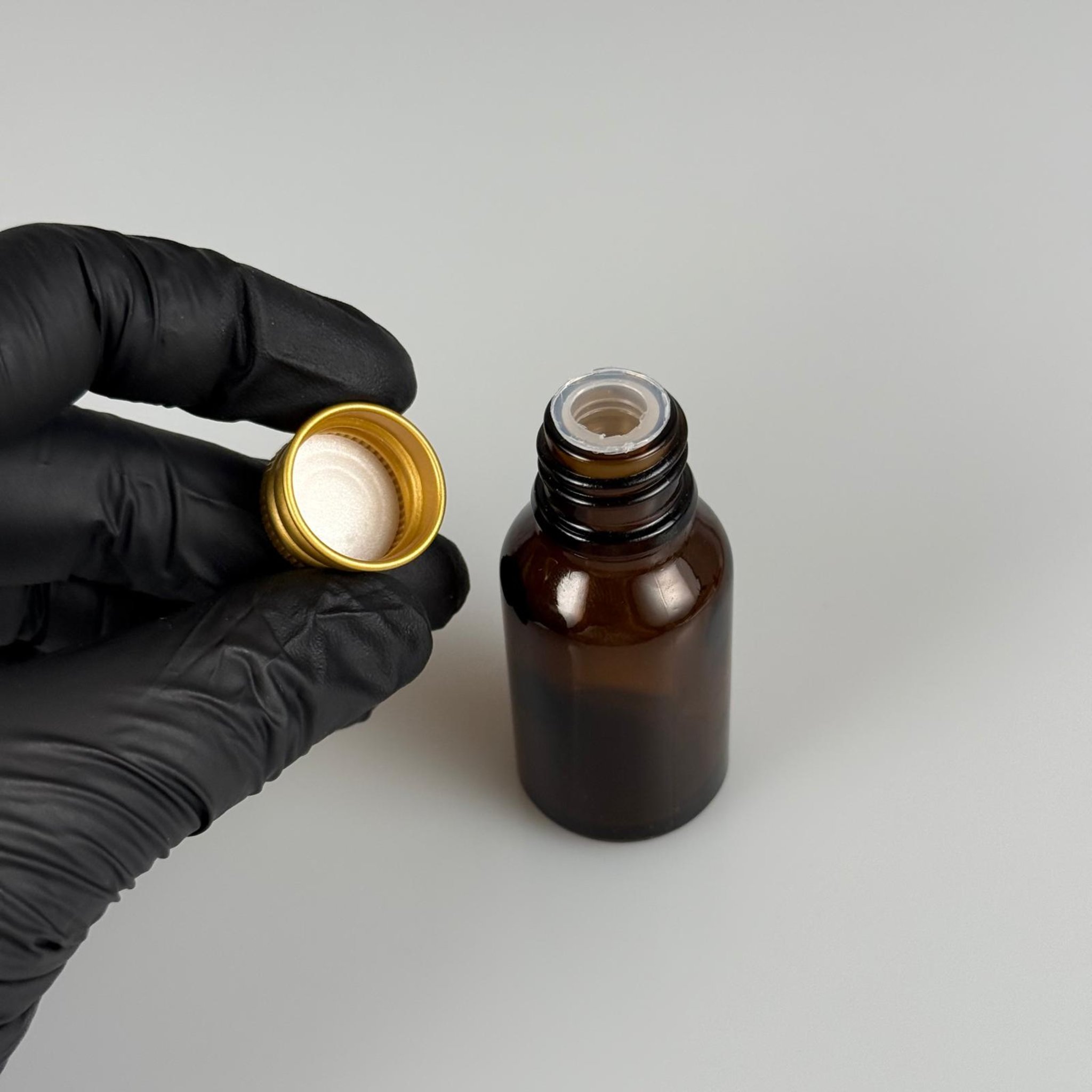 15 CC AMBER CAM ŞİŞE + KÖPÜK CONTALI GOLD ALÜMİNYUM METAL KAPAKLI + KÖR TIPALI TAKIM - 15 ML KAHVERENGİ CAM ŞİŞE