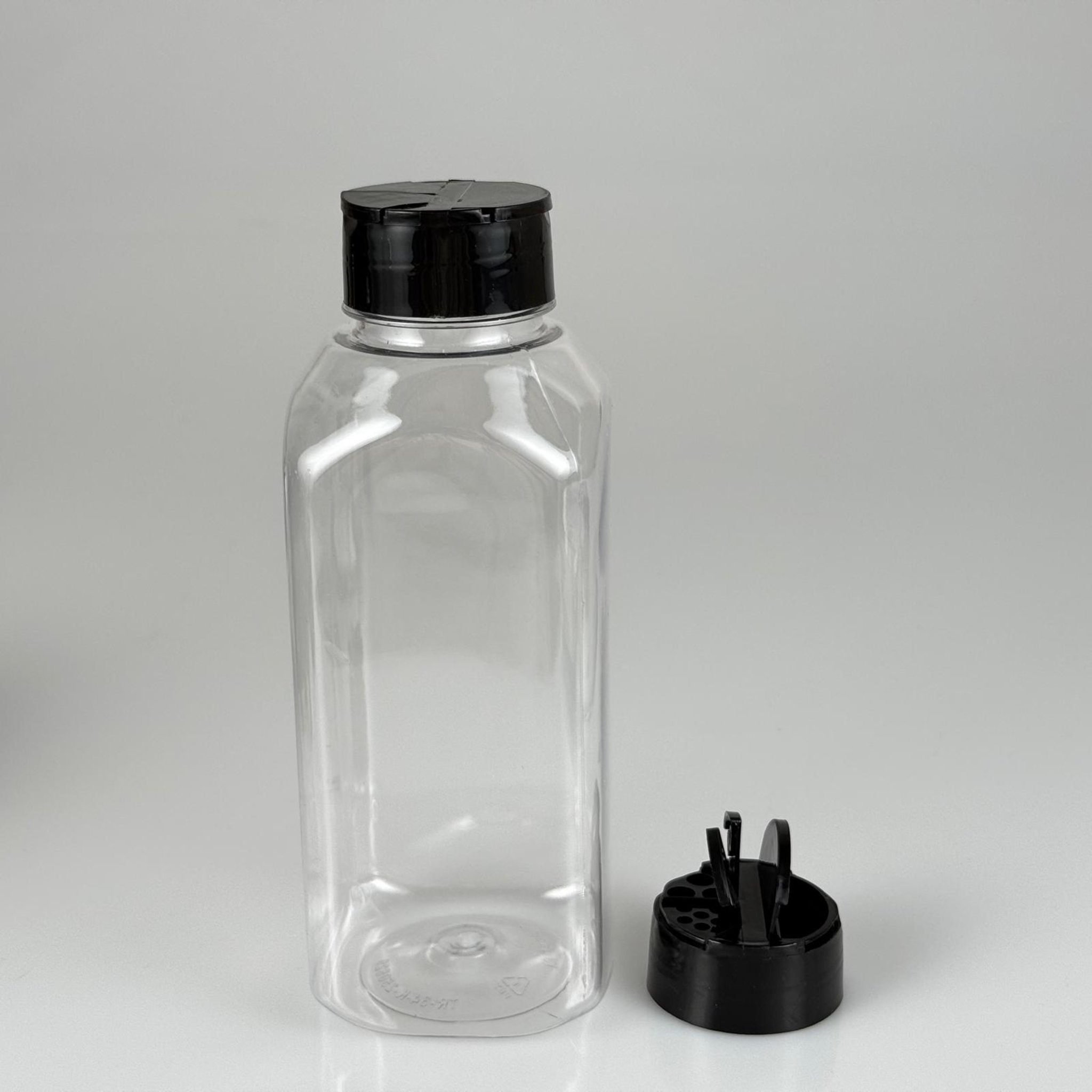 PLASTİK KARE BAHARATLIK KAVANOZ - 500 ML PET BAHARAT, TOZ, PUDRA VB İÇİN PET ŞİŞE - SİYAH AÇILIR KAPANIR DELİKLİ KAPAKLI TAKIM - 500 CC