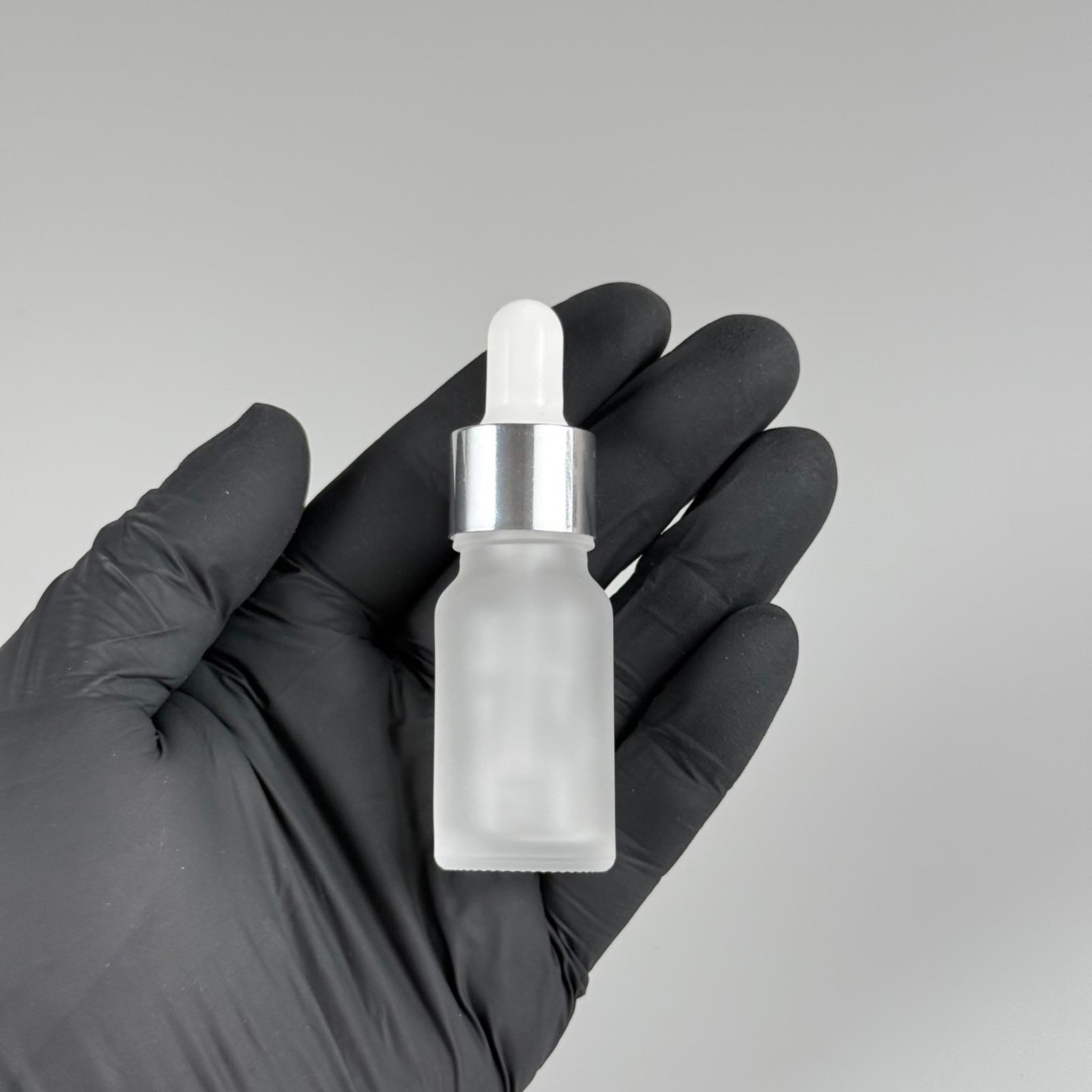 10 CC BUZLU CAM DAMLALIKLI ŞİŞE + BEYAZ EMZİK + GÜMÜŞ METAL KAPAK + CAM PİPET TAKIM  - 10 ML BUZLAMA CAM ŞİŞE